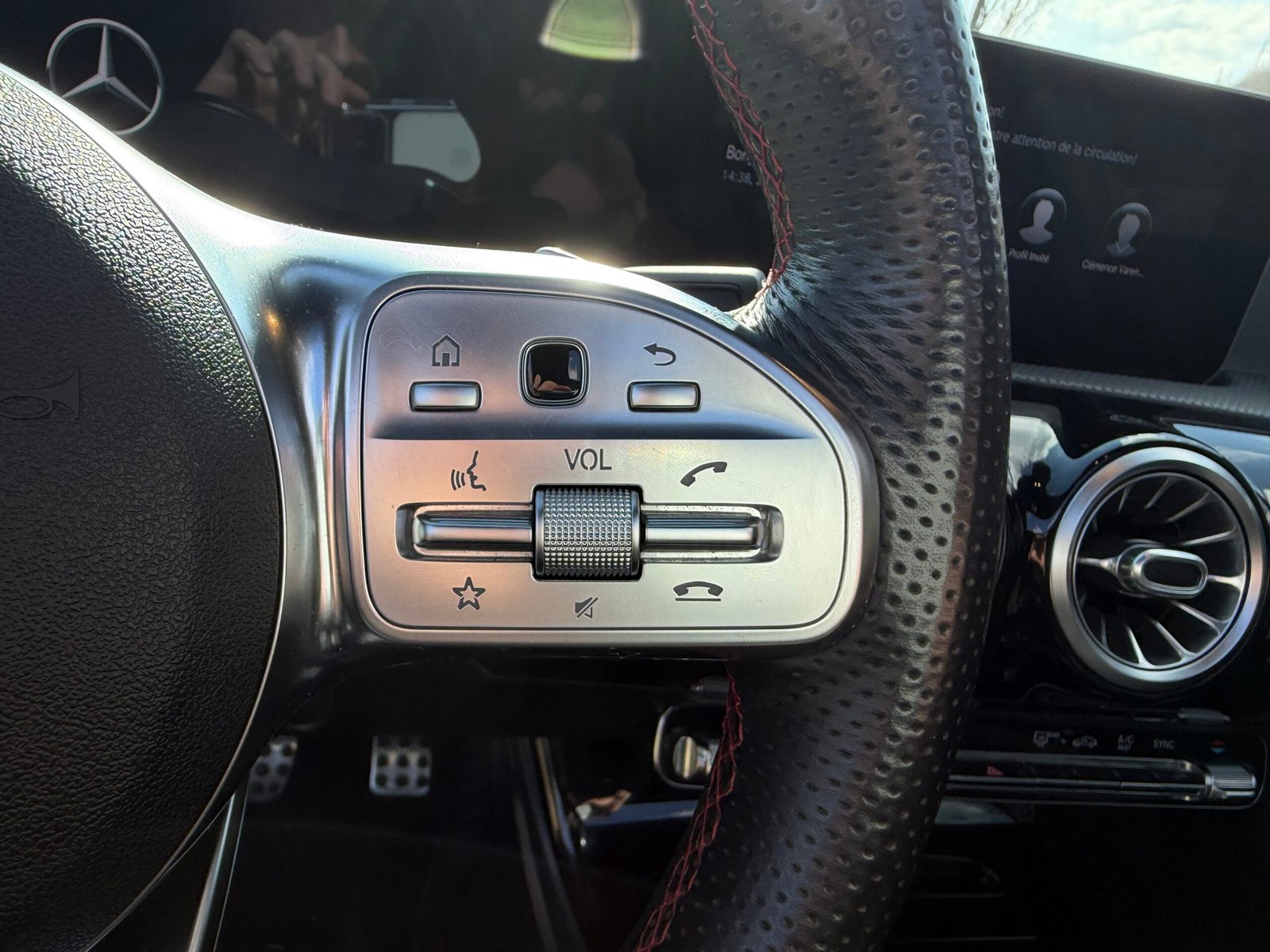 Découvrez cette magnifique MERCEDES-BENZ CLA shooting break 200d AMG Line ( Livrée avec jantes AMG noire 14 branches et pneus été)