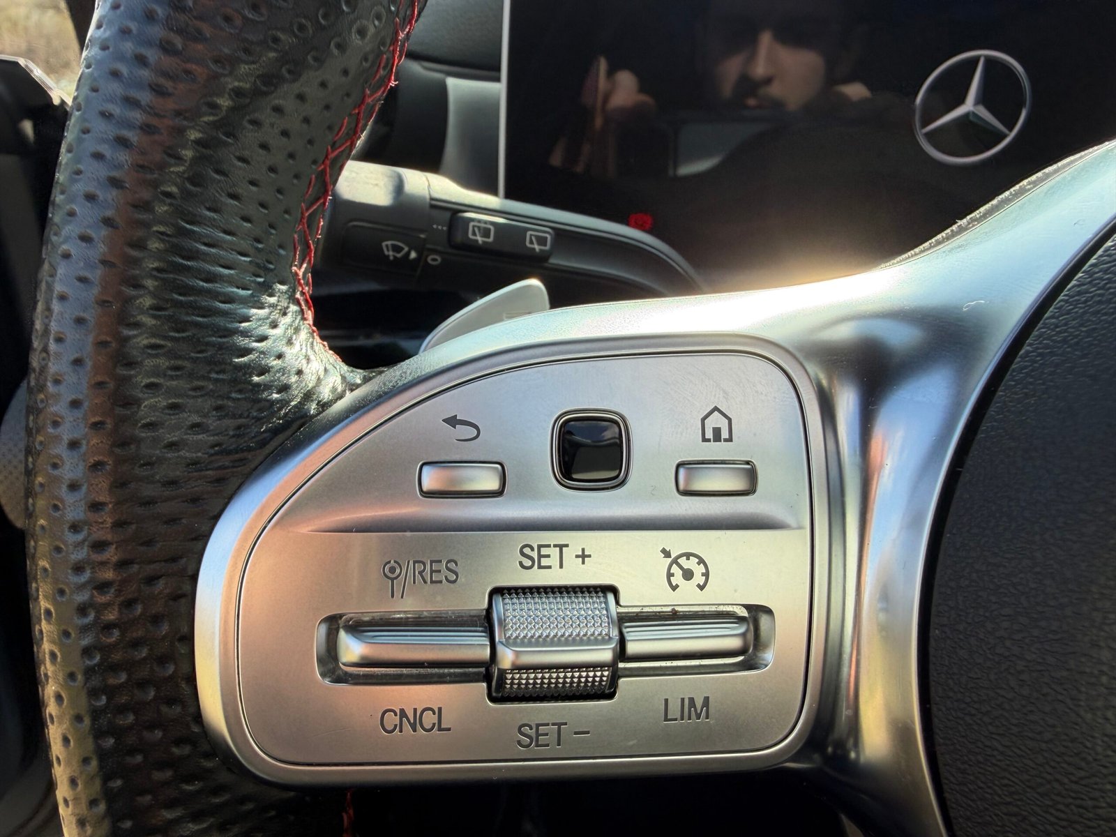 Découvrez cette magnifique MERCEDES-BENZ CLA shooting break 200d AMG Line ( Livrée avec jantes AMG noire 14 branches et pneus été)