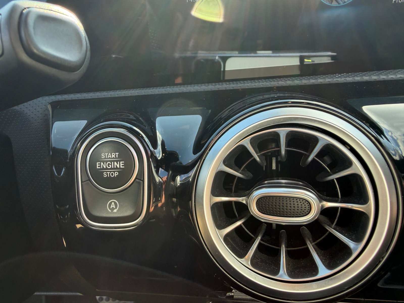 Découvrez cette magnifique MERCEDES-BENZ CLA shooting break 200d AMG Line ( Livrée avec jantes AMG noire 14 branches et pneus été)