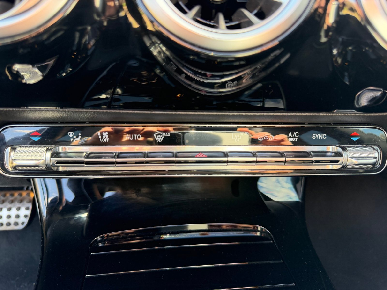 Découvrez cette magnifique MERCEDES-BENZ CLA shooting break 200d AMG Line ( Livrée avec jantes AMG noire 14 branches et pneus été)