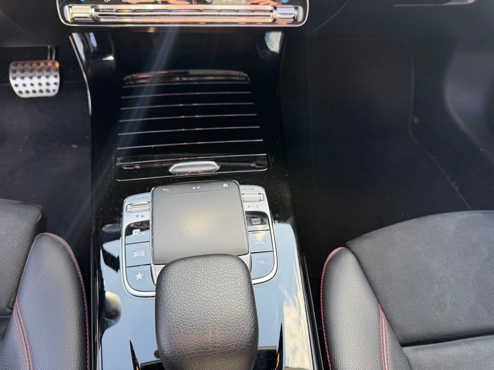 Découvrez cette magnifique MERCEDES-BENZ CLA shooting break 200d AMG Line ( Livrée avec jantes AMG noire 14 branches et pneus été)