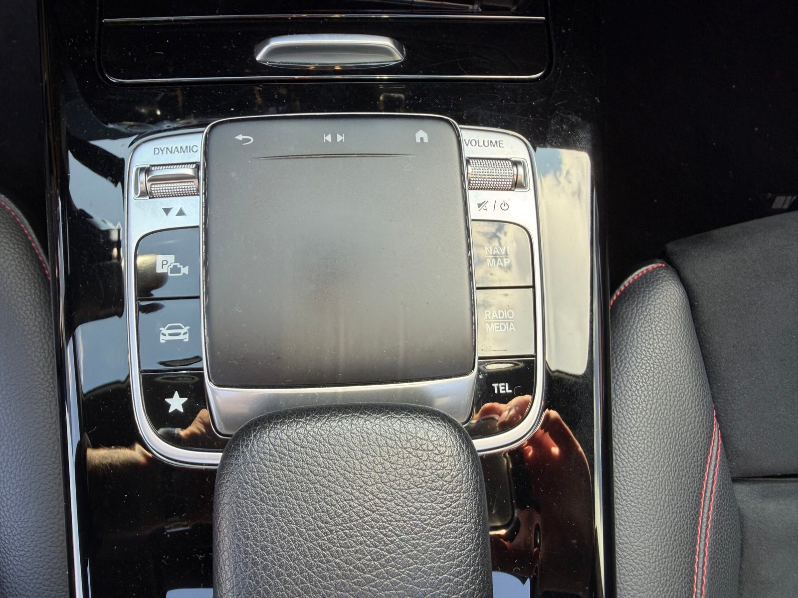 Découvrez cette magnifique MERCEDES-BENZ CLA shooting break 200d AMG Line ( Livrée avec jantes AMG noire 14 branches et pneus été)