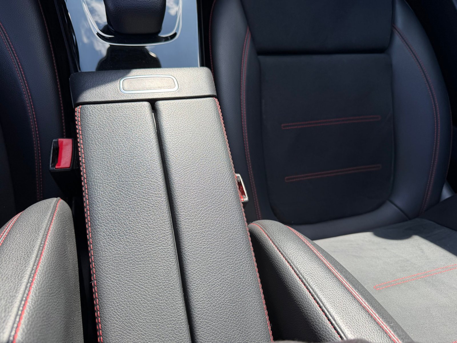 Découvrez cette magnifique MERCEDES-BENZ CLA shooting break 200d AMG Line ( Livrée avec jantes AMG noire 14 branches et pneus été)