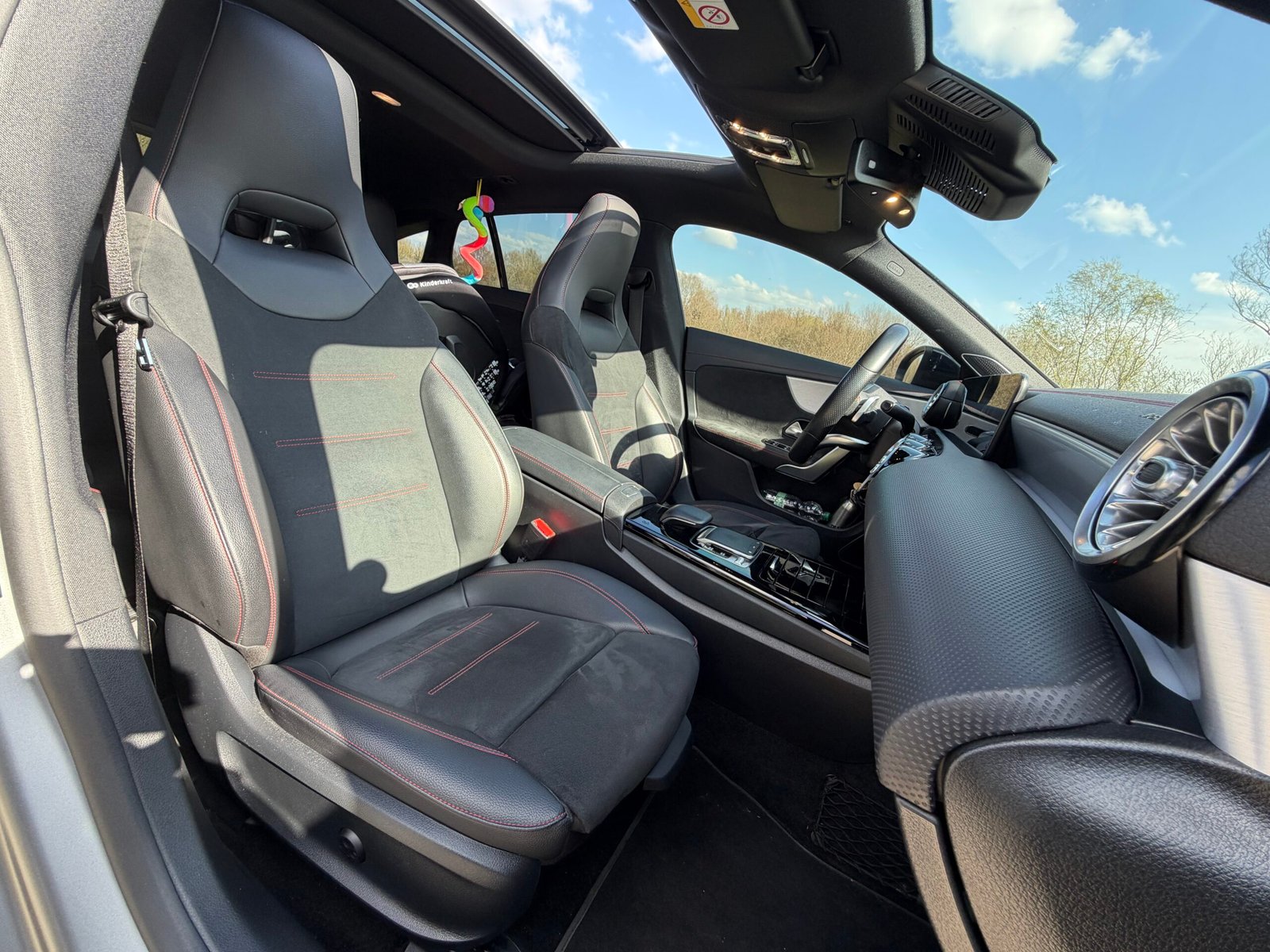 Découvrez cette magnifique MERCEDES-BENZ CLA shooting break 200d AMG Line ( Livrée avec jantes AMG noire 14 branches et pneus été)