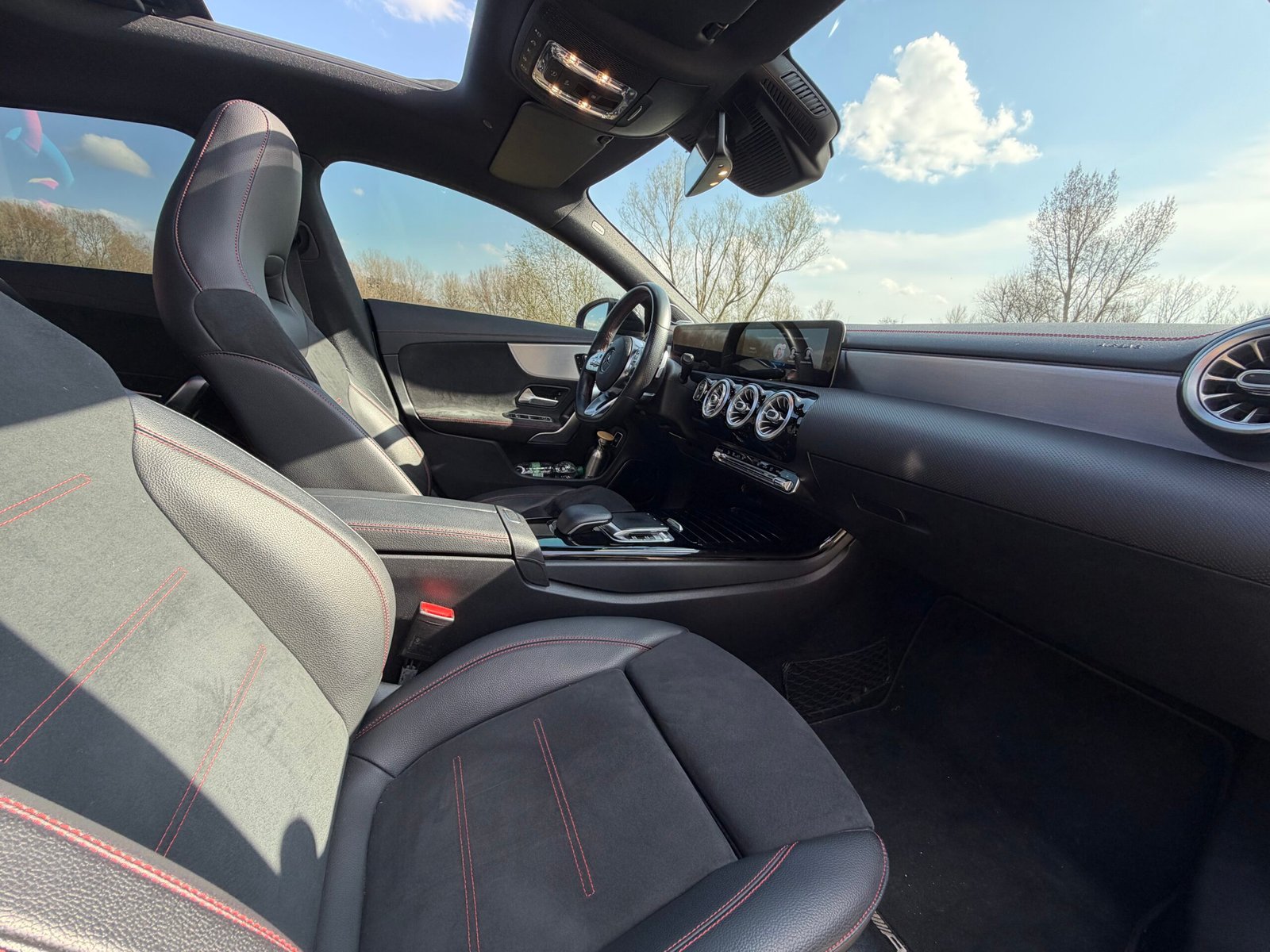 Découvrez cette magnifique MERCEDES-BENZ CLA shooting break 200d AMG Line ( Livrée avec jantes AMG noire 14 branches et pneus été)