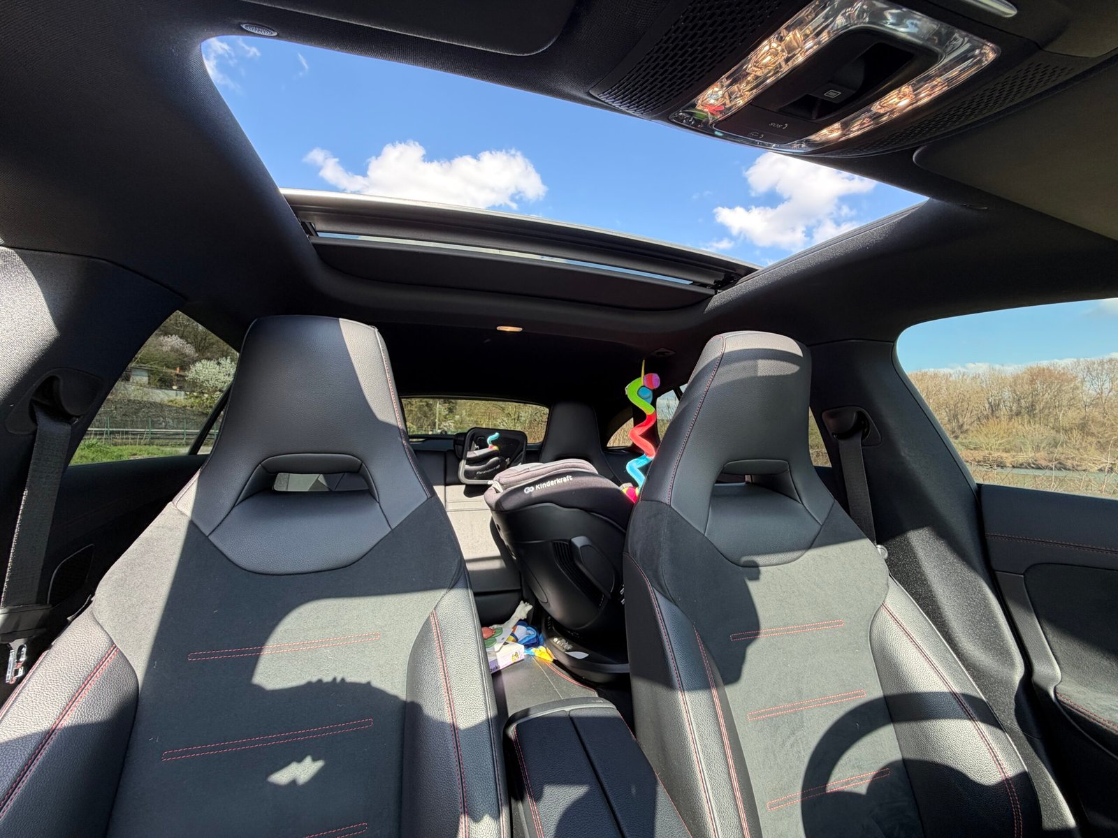 Découvrez cette magnifique MERCEDES-BENZ CLA shooting break 200d AMG Line ( Livrée avec jantes AMG noire 14 branches et pneus été)