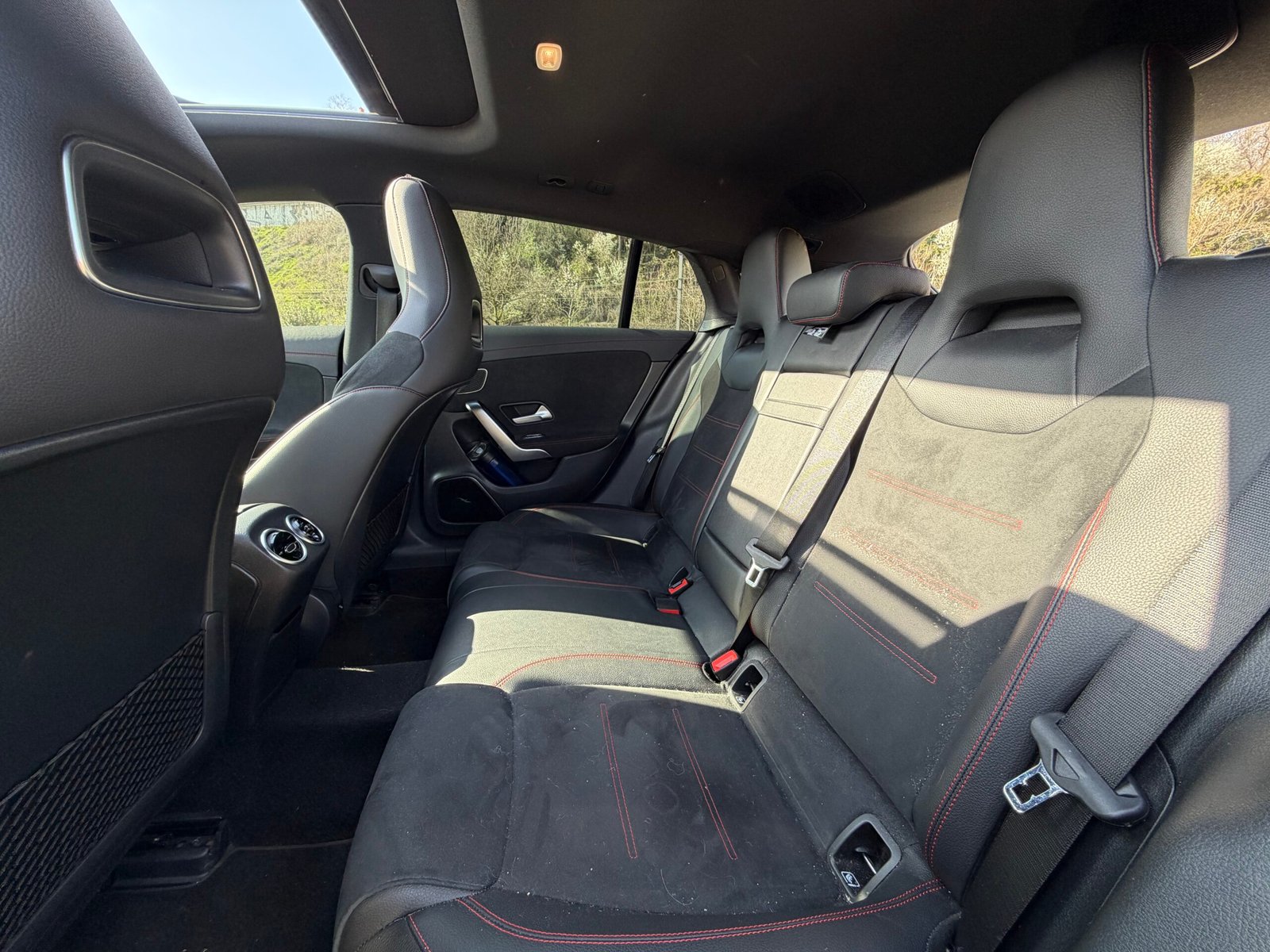 Découvrez cette magnifique MERCEDES-BENZ CLA shooting break 200d AMG Line ( Livrée avec jantes AMG noire 14 branches et pneus été)