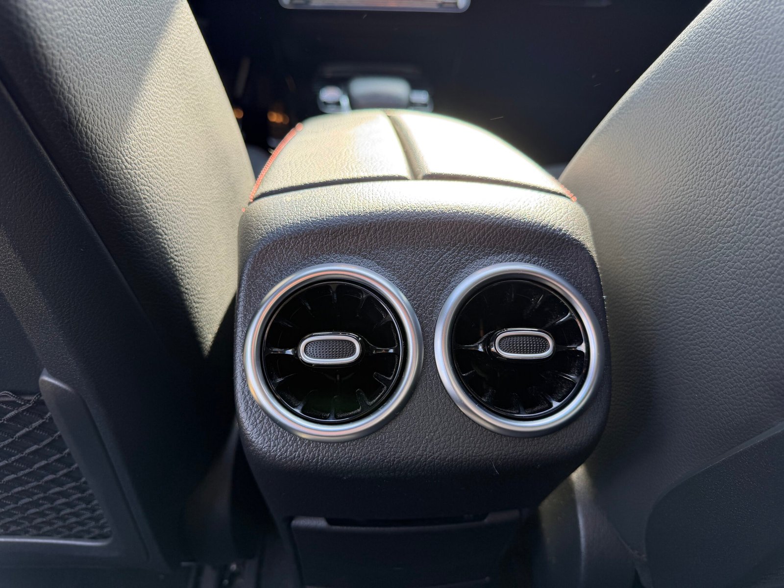 Découvrez cette magnifique MERCEDES-BENZ CLA shooting break 200d AMG Line ( Livrée avec jantes AMG noire 14 branches et pneus été)