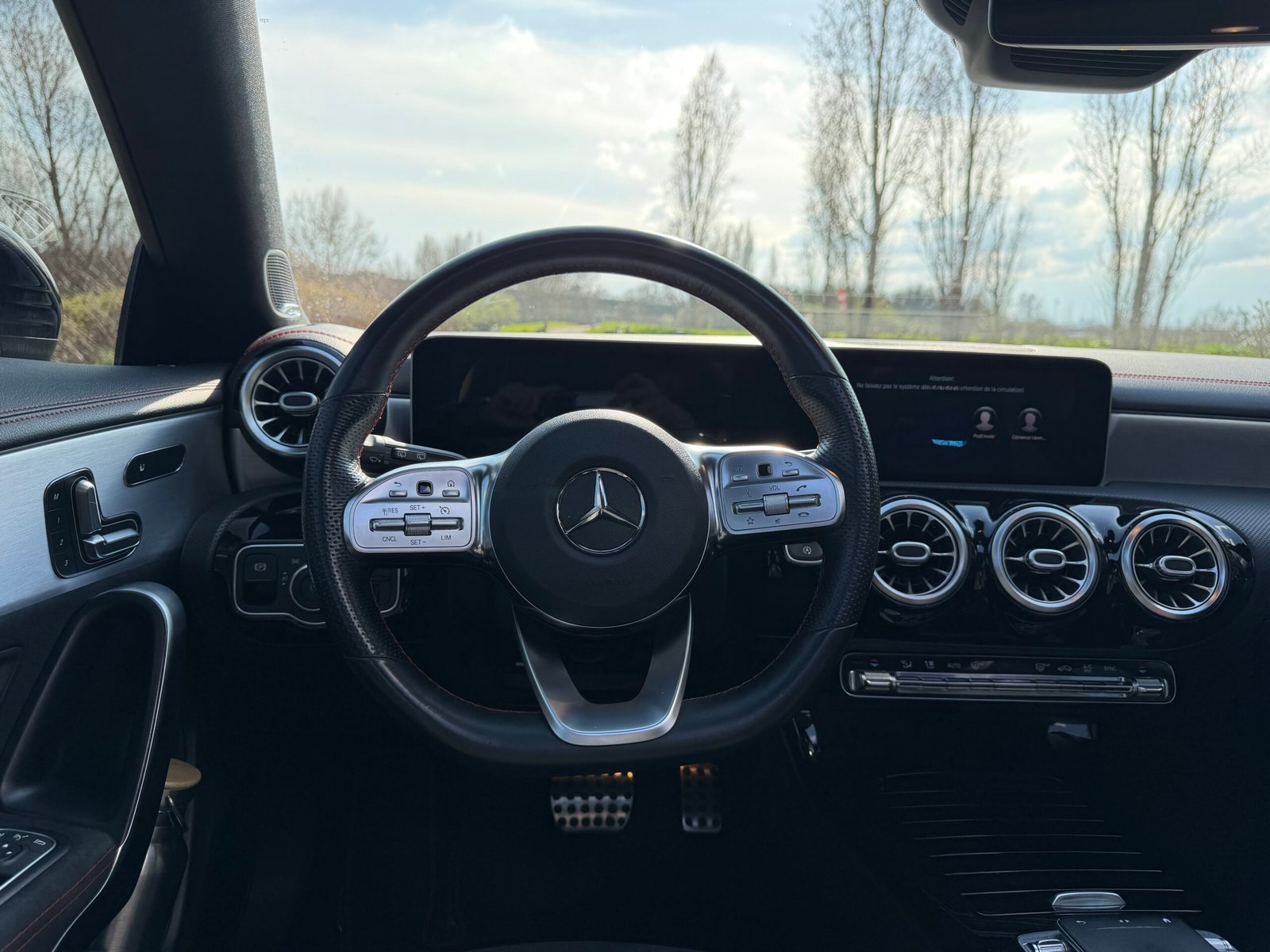 Découvrez cette magnifique MERCEDES-BENZ CLA shooting break 200d AMG Line ( Livrée avec jantes AMG noire 14 branches et pneus été)