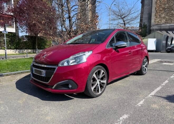 Peugeot 208 Féline 1.2 Essence 110 Automatique