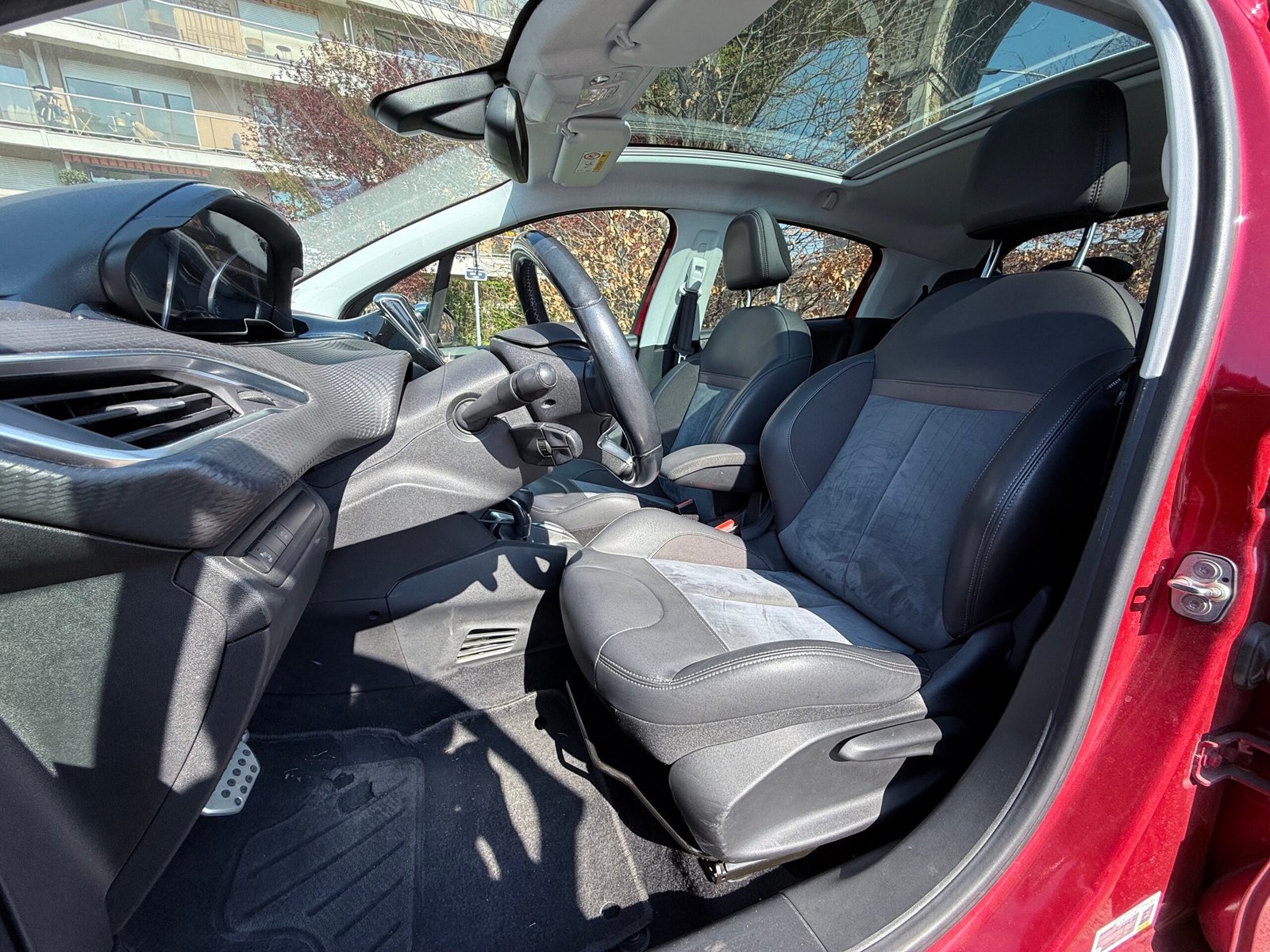 Peugeot 208 Féline 1.2 Essence 110 Automatique