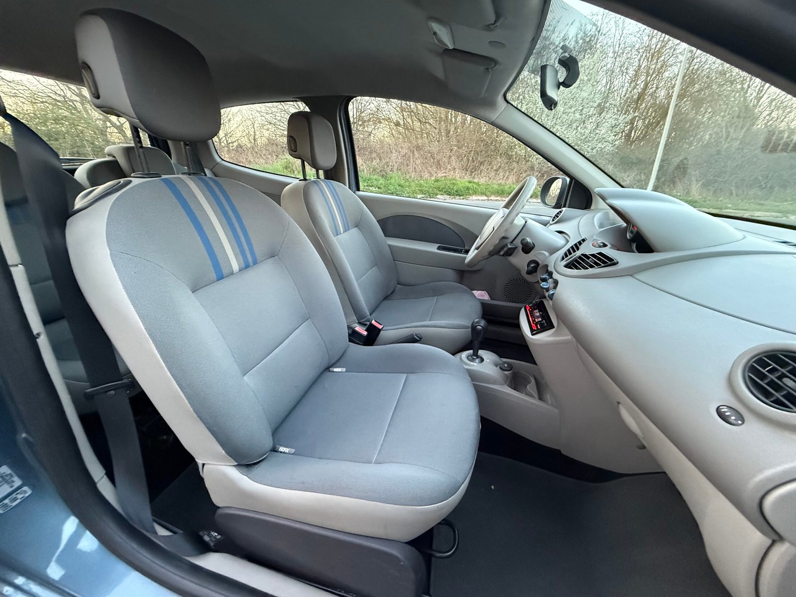 Renault Twingo II (X44) 1.2 i 16V Quickshift 75Ch Boîte Auto