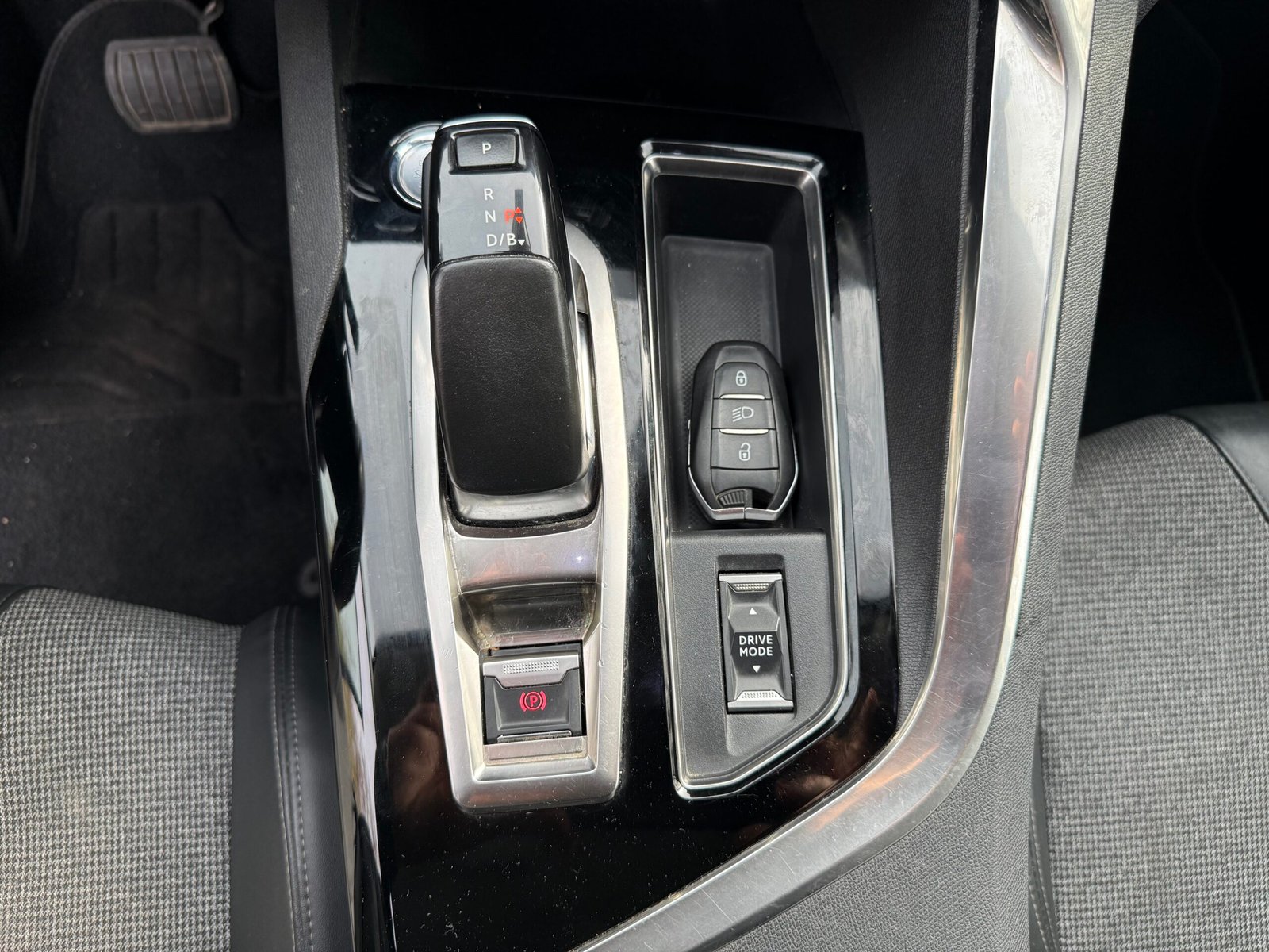 Peugeot 3008 II Phase 2 1.6 THP 225 Hybrid e-EAT 8 finition « Allure pack »