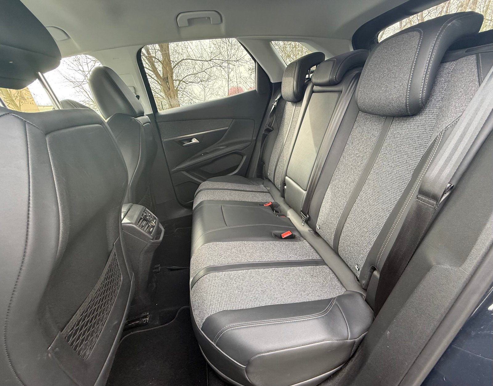 Peugeot 3008 II Phase 2 1.6 THP 225 Hybrid e-EAT 8 finition « Allure pack »