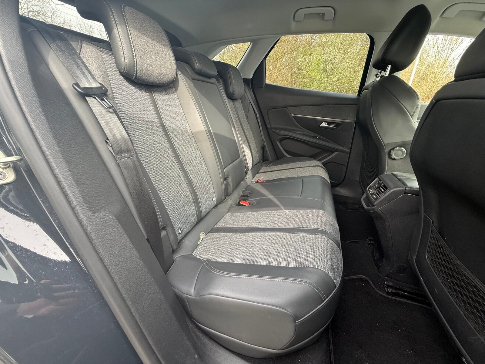 Peugeot 3008 II Phase 2 1.6 THP 225 Hybrid e-EAT 8 finition « Allure pack »