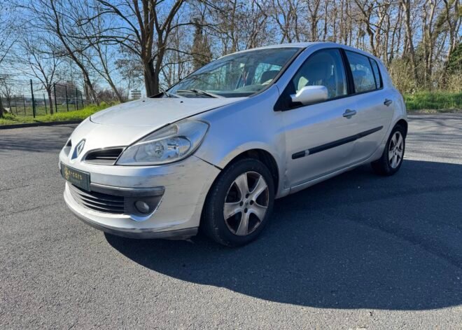 Renault Clio III 5 Portes 1.6 i 111CH