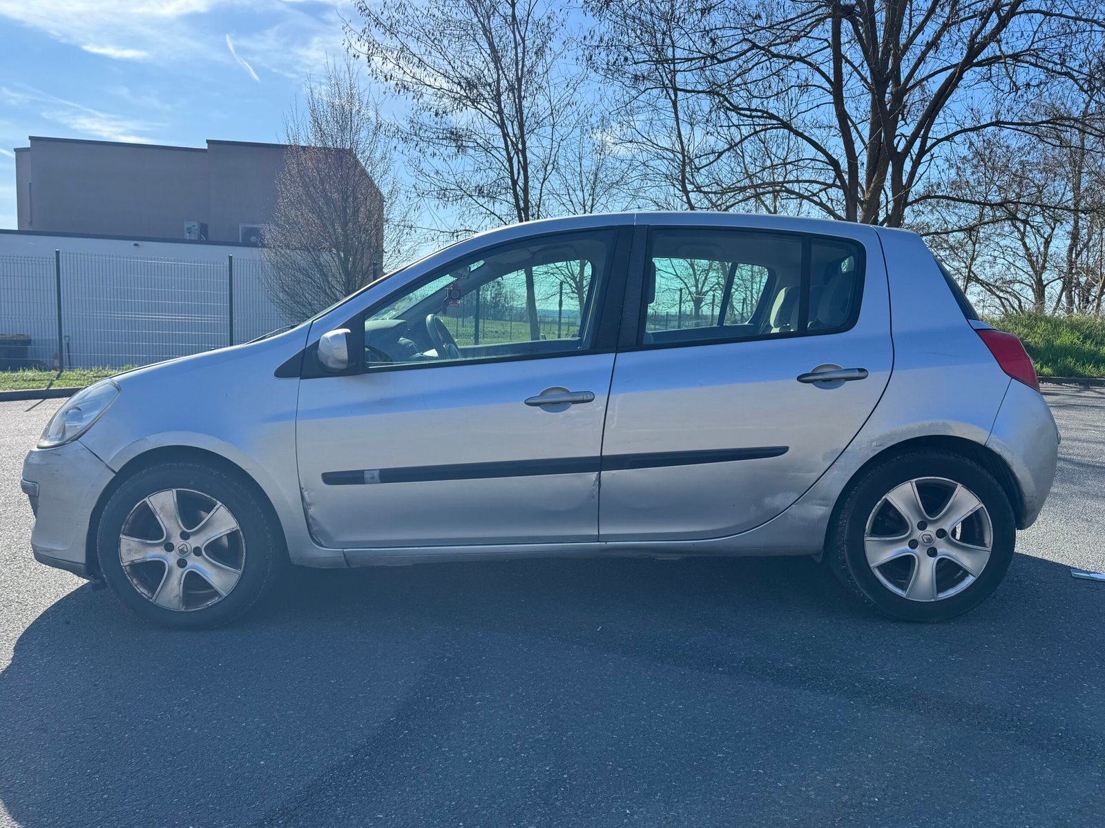 Renault Clio III 5 Portes 1.6 i 111CH