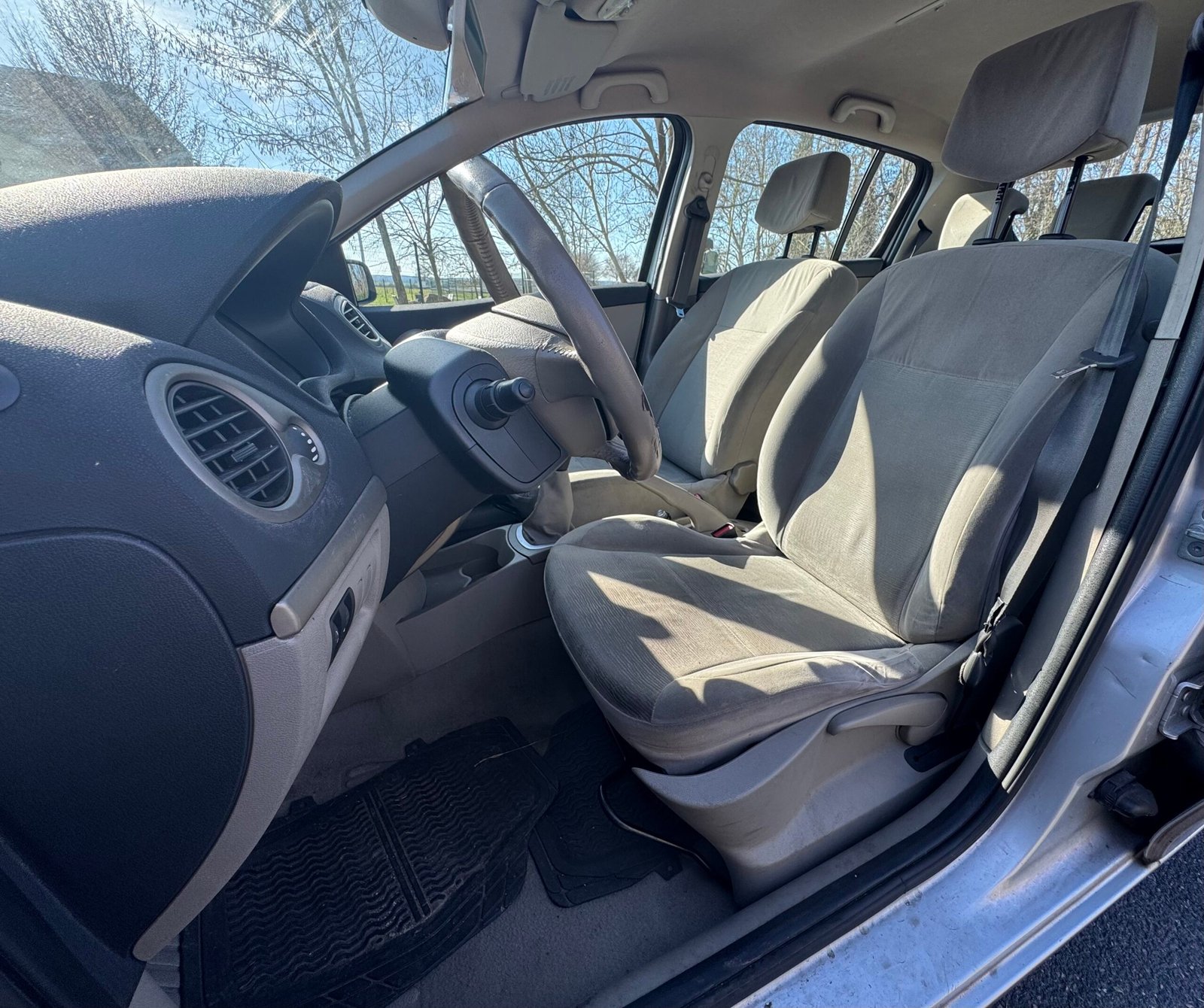 Renault Clio III 5 Portes 1.6 i 111CH