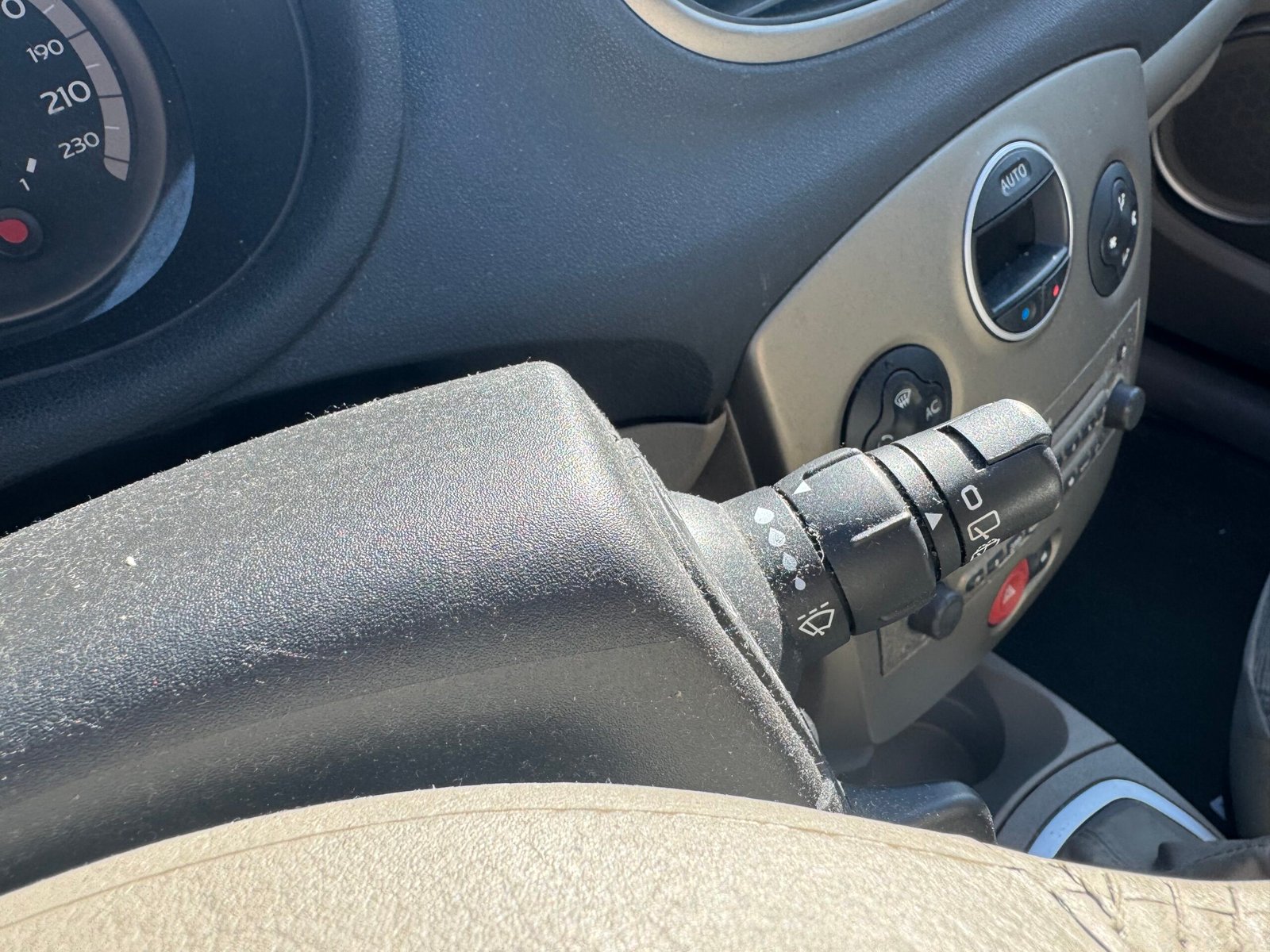 Renault Clio III 5 Portes 1.6 i 111CH