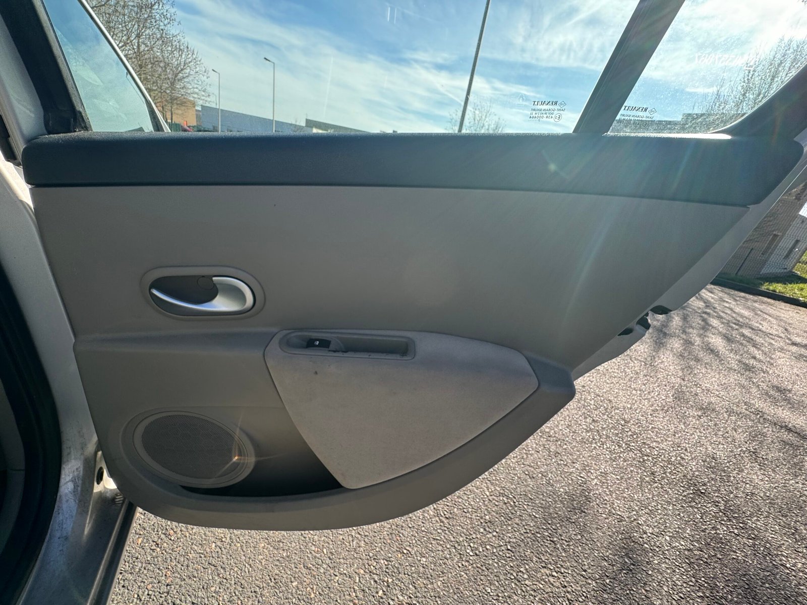 Renault Clio III 5 Portes 1.6 i 111CH