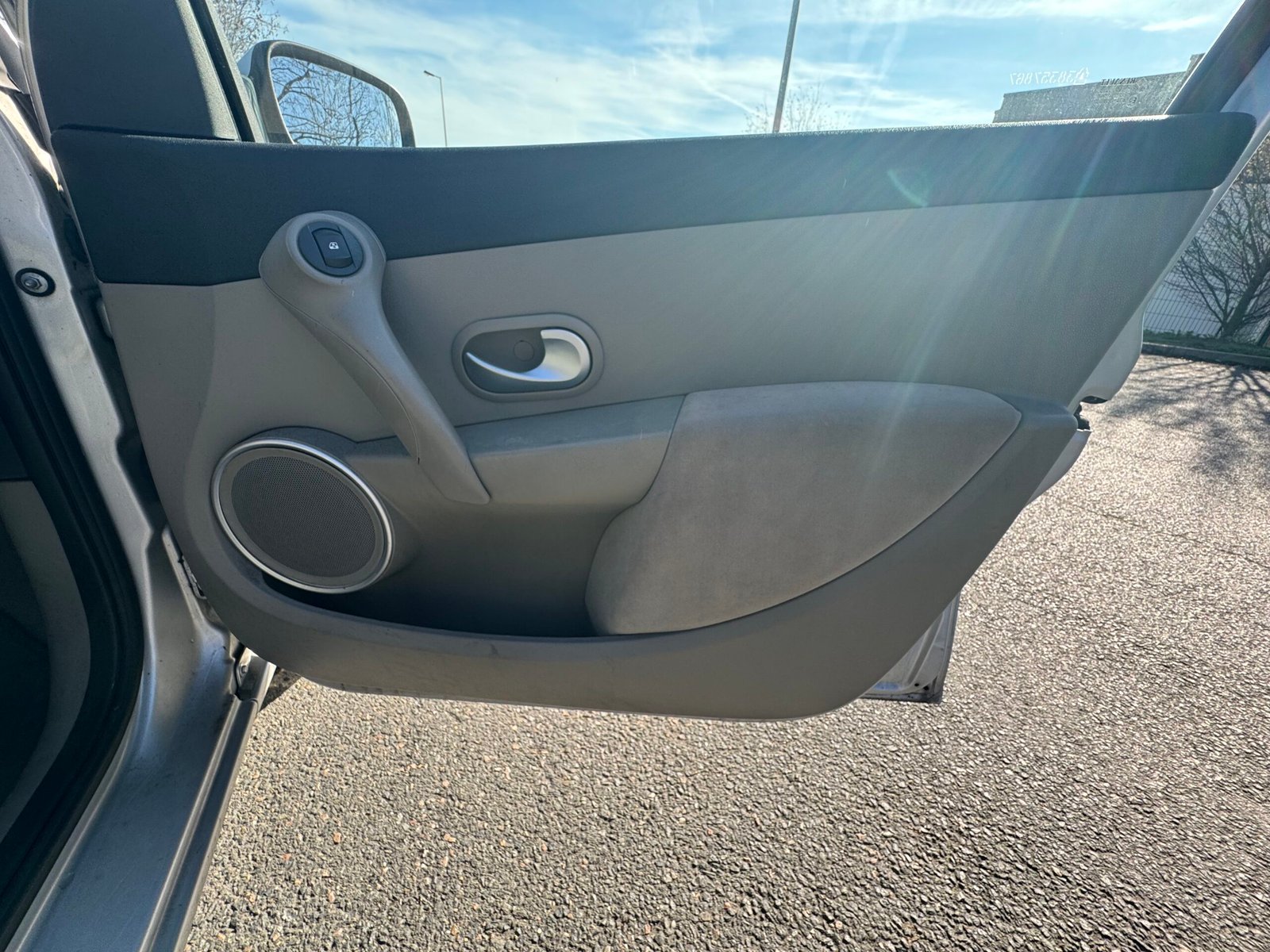 Renault Clio III 5 Portes 1.6 i 111CH