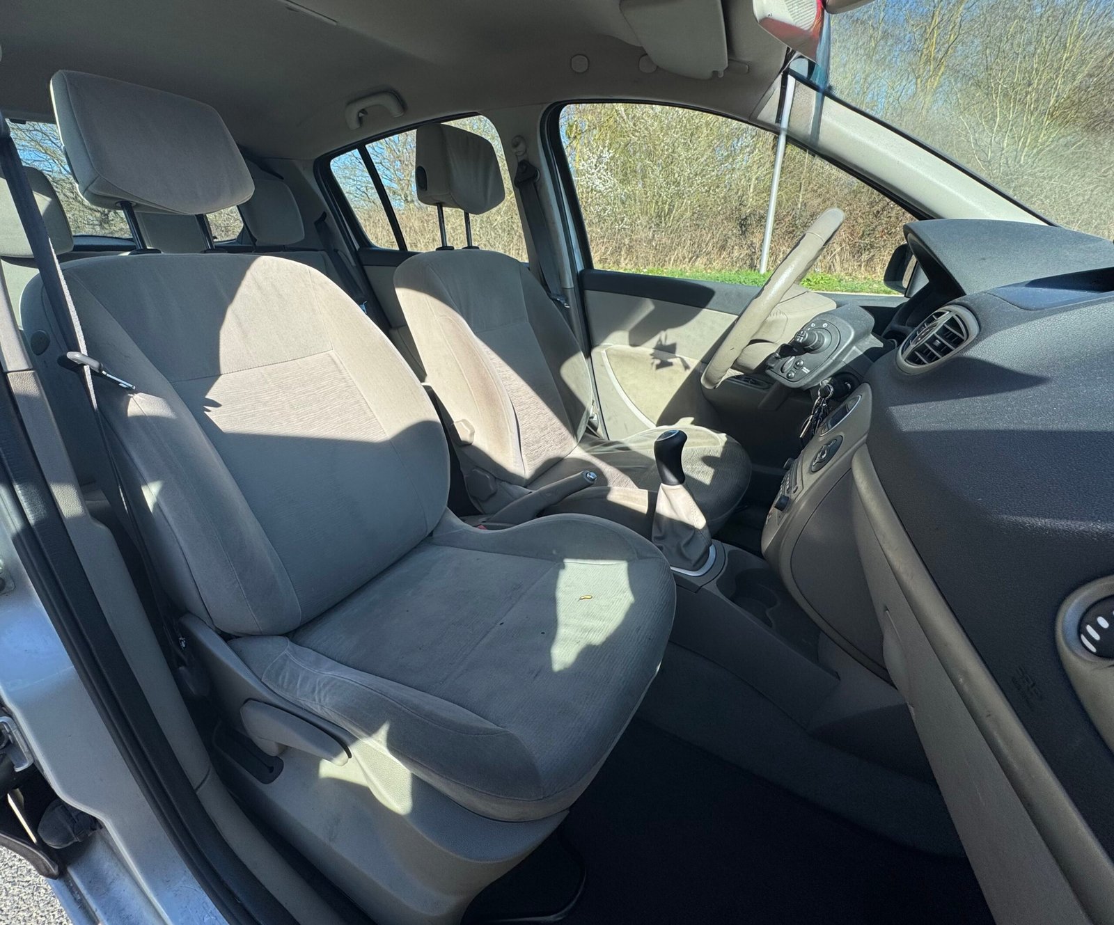 Renault Clio III 5 Portes 1.6 i 111CH