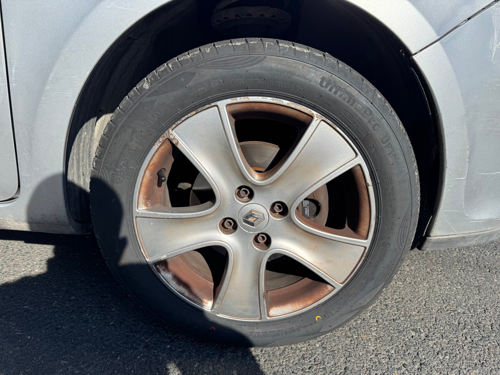 Renault Clio III 5 Portes 1.6 i 111CH