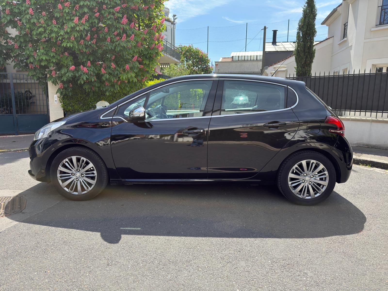 Peugeot 208 phase 2 puretech 1.2 VTI  finition Allure 82 cv