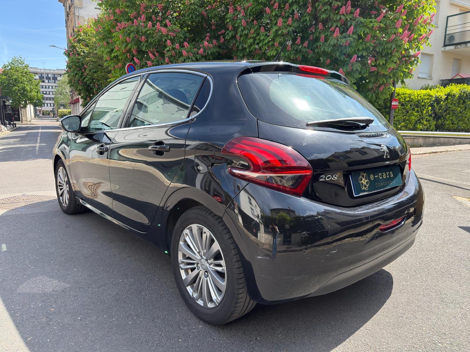 Peugeot 208 phase 2 puretech 1.2 VTI  finition Allure 82 cv