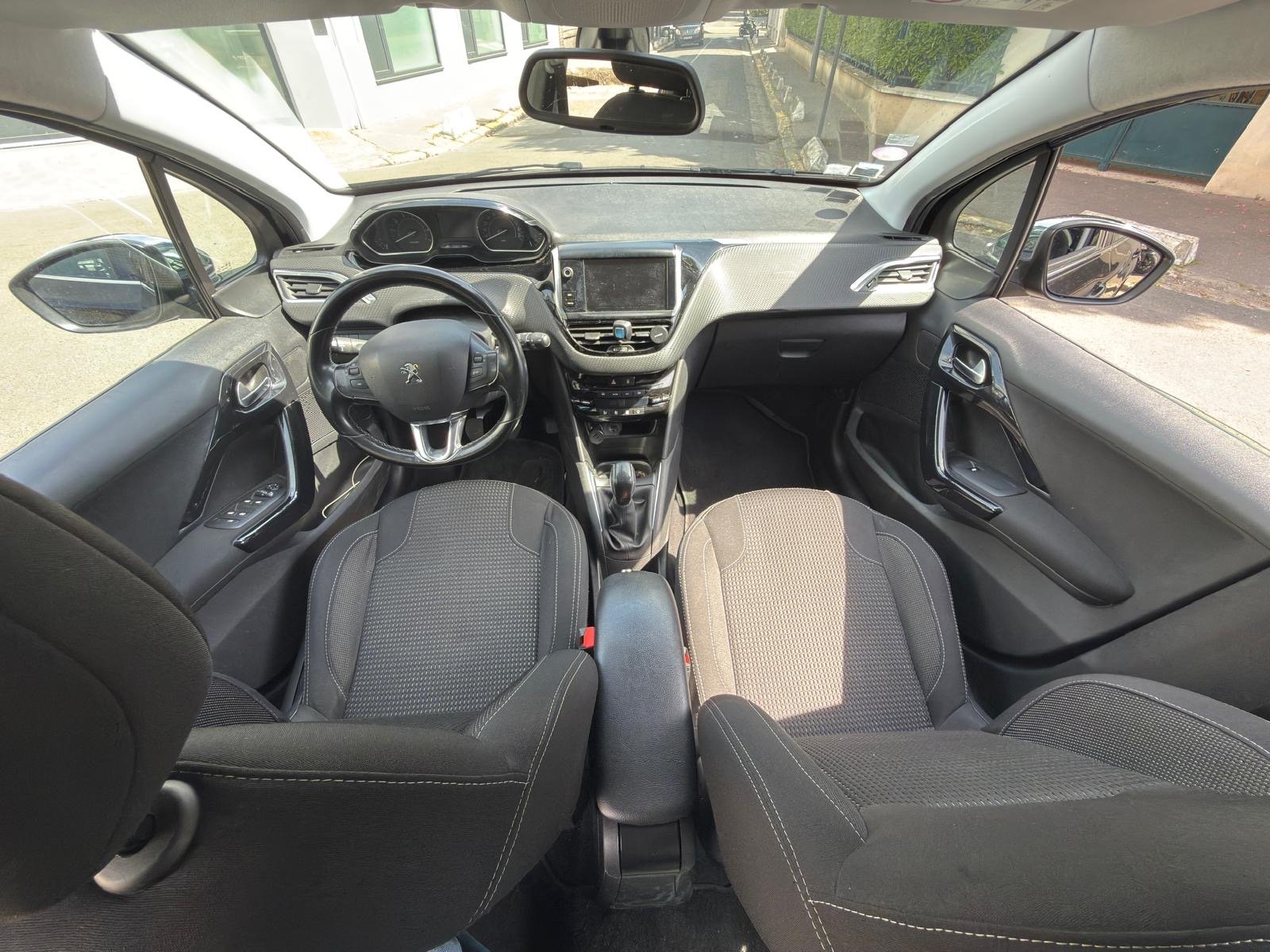 Peugeot 208 phase 2 puretech 1.2 VTI  finition Allure 82 cv