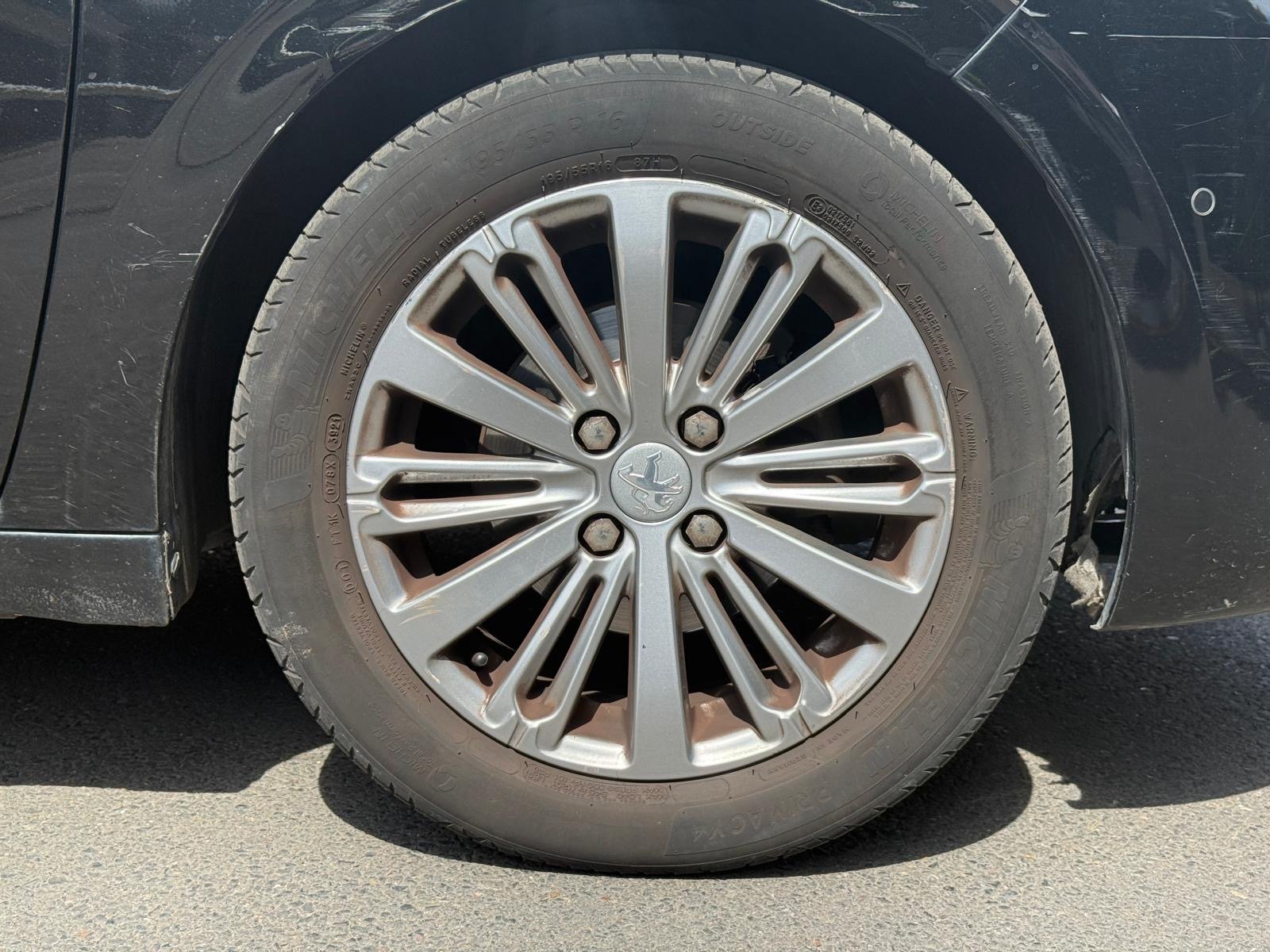 Peugeot 208 phase 2 puretech 1.2 VTI  finition Allure 82 cv