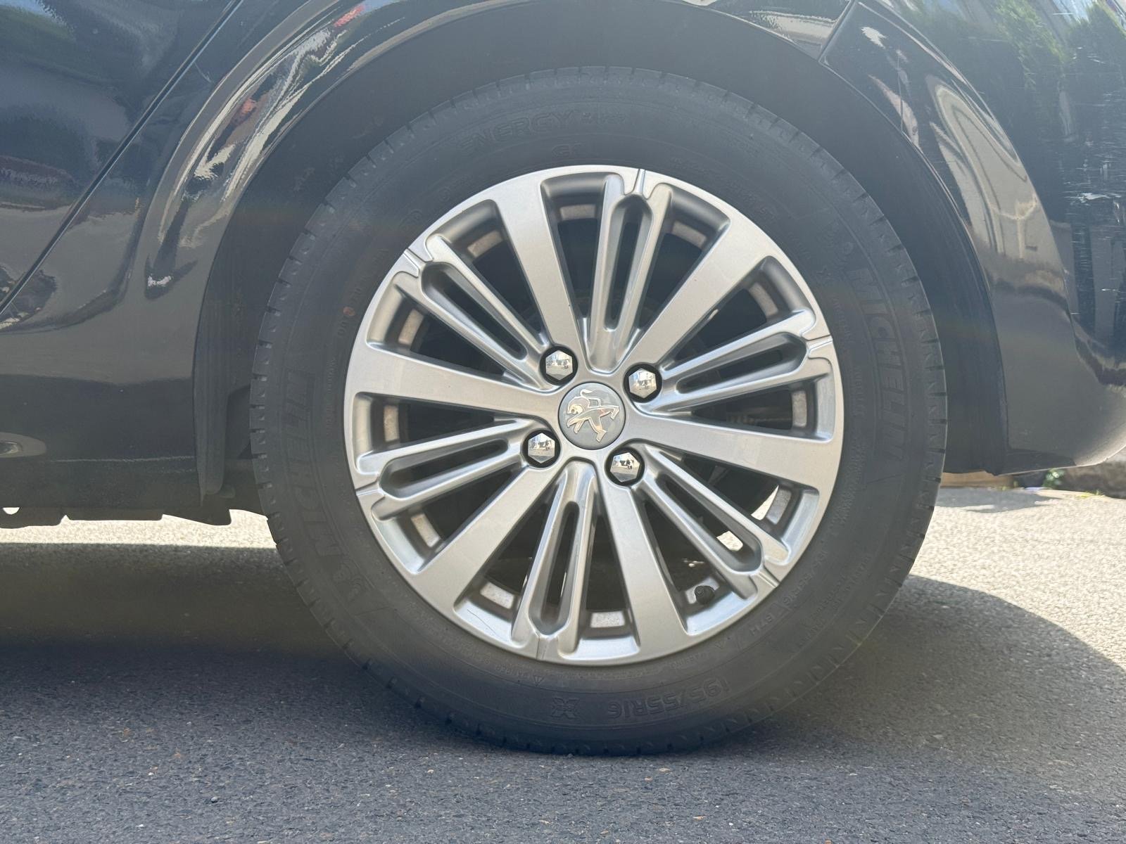 Peugeot 208 phase 2 puretech 1.2 VTI  finition Allure 82 cv