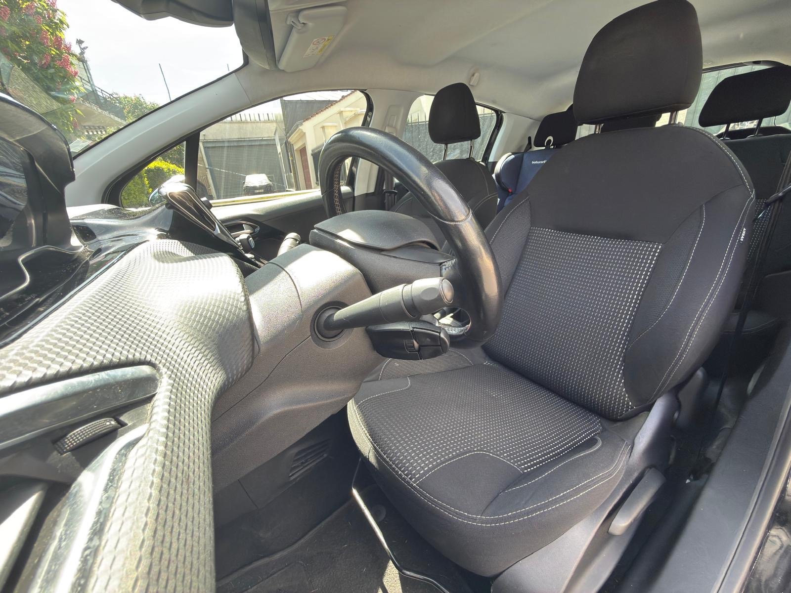 Peugeot 208 phase 2 puretech 1.2 VTI  finition Allure 82 cv