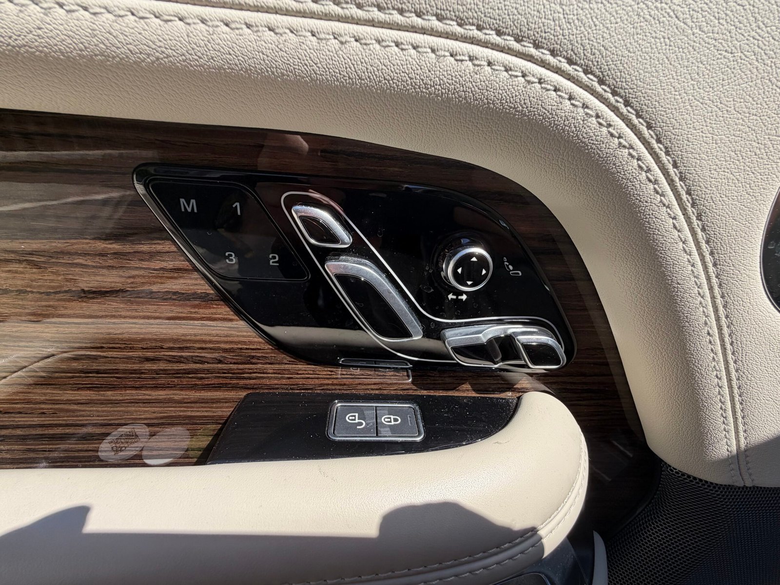 LAND ROVER Range Rover IV Phase 2 SWB P400e 2.0 16V 404 Hybrid AWD 300 cv Boîte auto