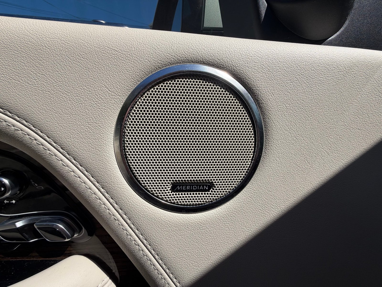 LAND ROVER Range Rover IV Phase 2 SWB P400e 2.0 16V 404 Hybrid AWD 300 cv Boîte auto