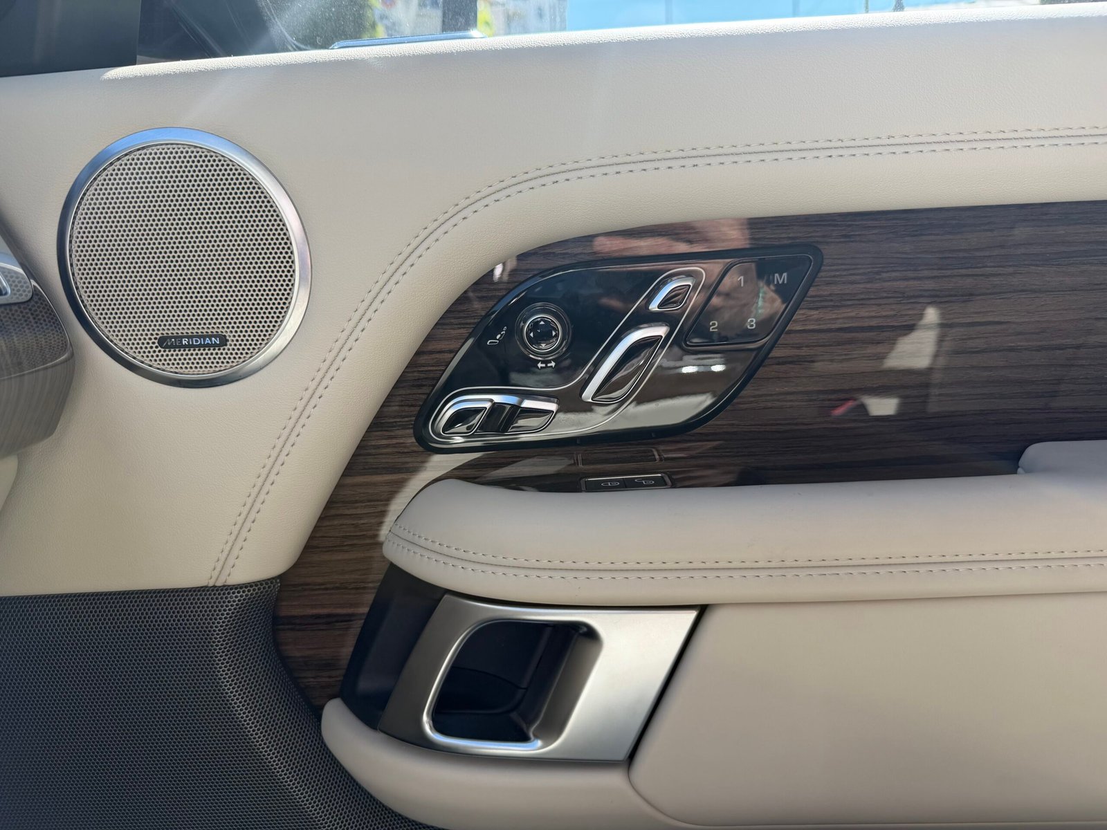 LAND ROVER Range Rover IV Phase 2 SWB P400e 2.0 16V 404 Hybrid AWD 300 cv Boîte auto