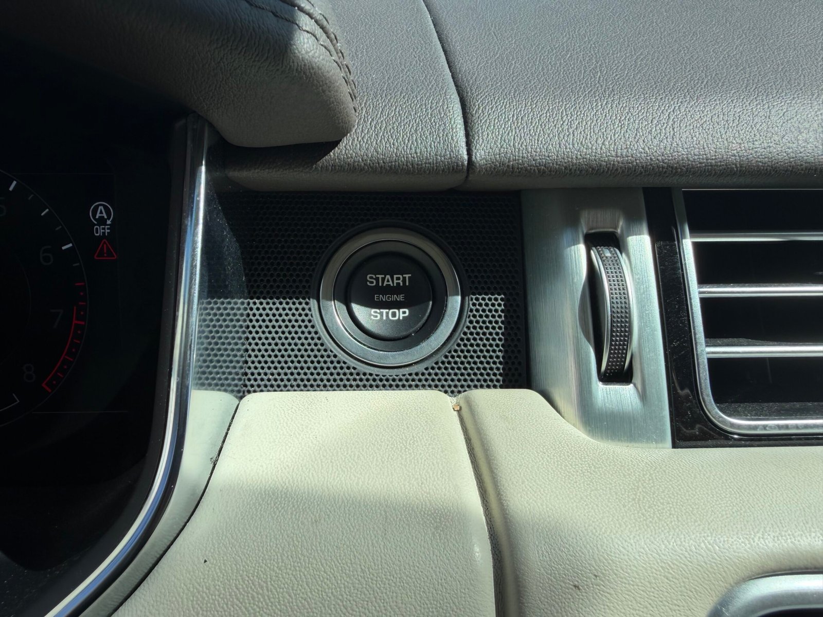 LAND ROVER Range Rover IV Phase 2 SWB P400e 2.0 16V 404 Hybrid AWD 300 cv Boîte auto