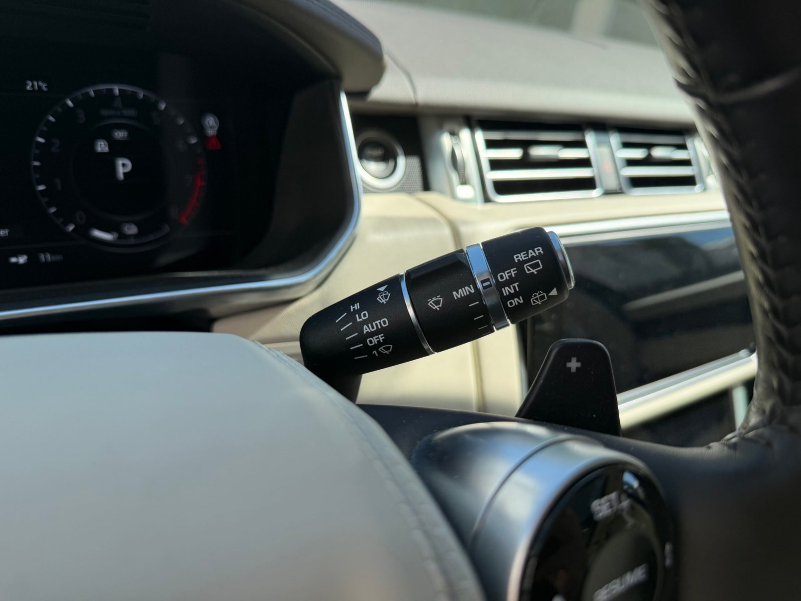 LAND ROVER Range Rover IV Phase 2 SWB P400e 2.0 16V 404 Hybrid AWD 300 cv Boîte auto