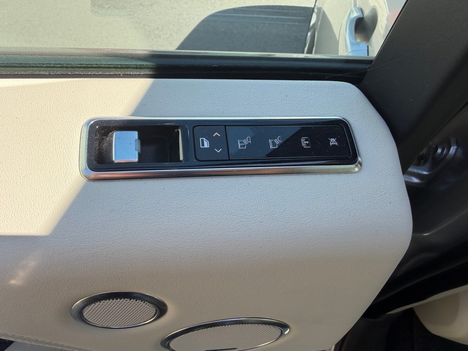 LAND ROVER Range Rover IV Phase 2 SWB P400e 2.0 16V 404 Hybrid AWD 300 cv Boîte auto