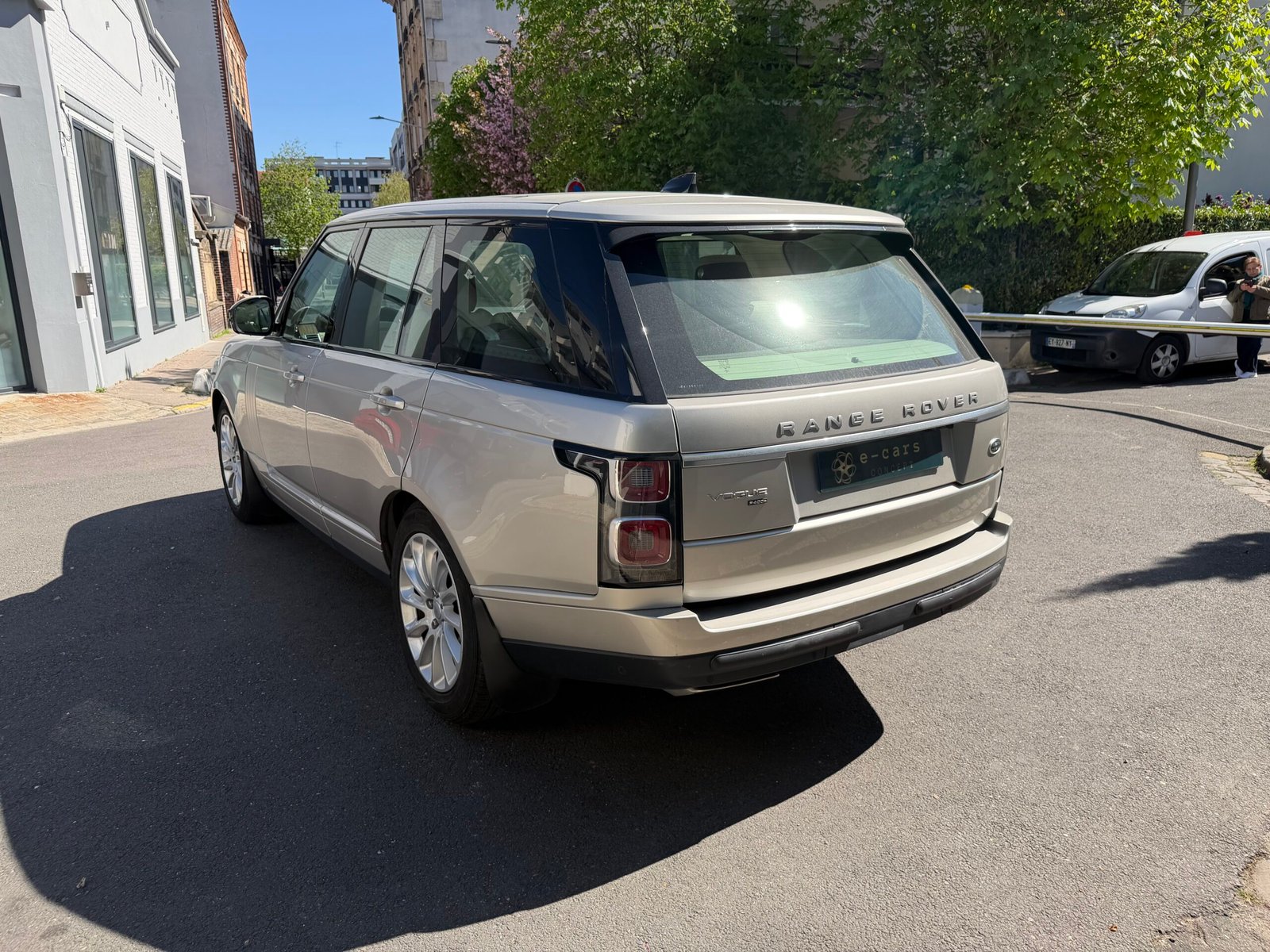 LAND ROVER Range Rover IV Phase 2 SWB P400e 2.0 16V 404 Hybrid AWD 300 cv Boîte auto