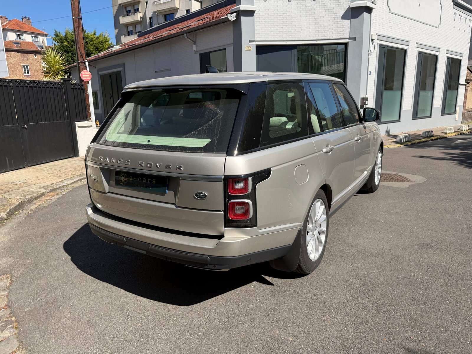 LAND ROVER Range Rover IV Phase 2 SWB P400e 2.0 16V 404 Hybrid AWD 300 cv Boîte auto