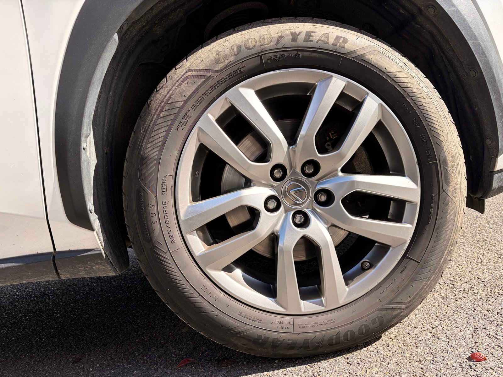 LEXUS NX300h 2.5 VVT-i 16V 197 Hybrid AWD E-CVT 155 cv Boîte auto Luxe