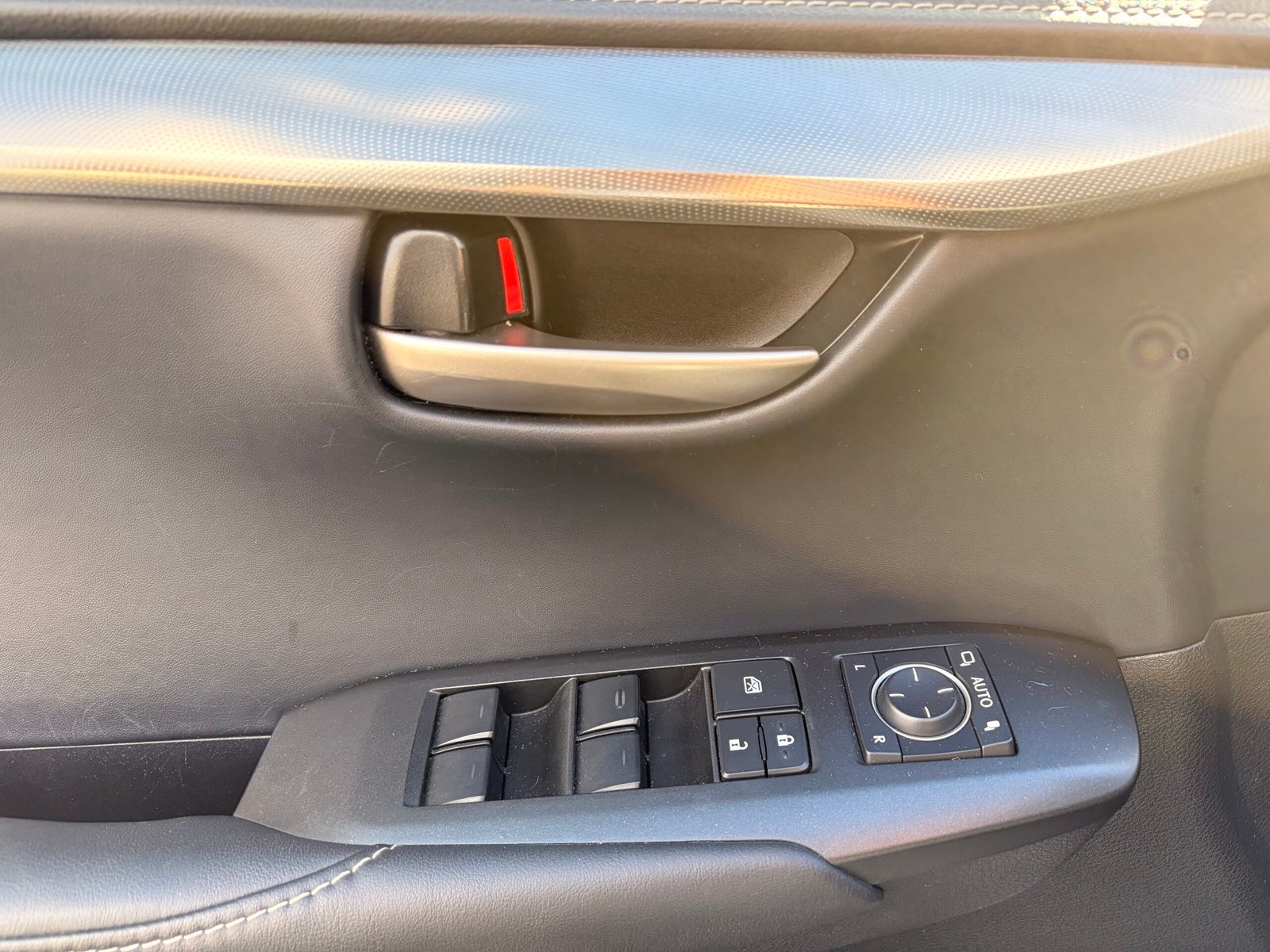 LEXUS NX300h 2.5 VVT-i 16V 197 Hybrid AWD E-CVT 155 cv Boîte auto Luxe