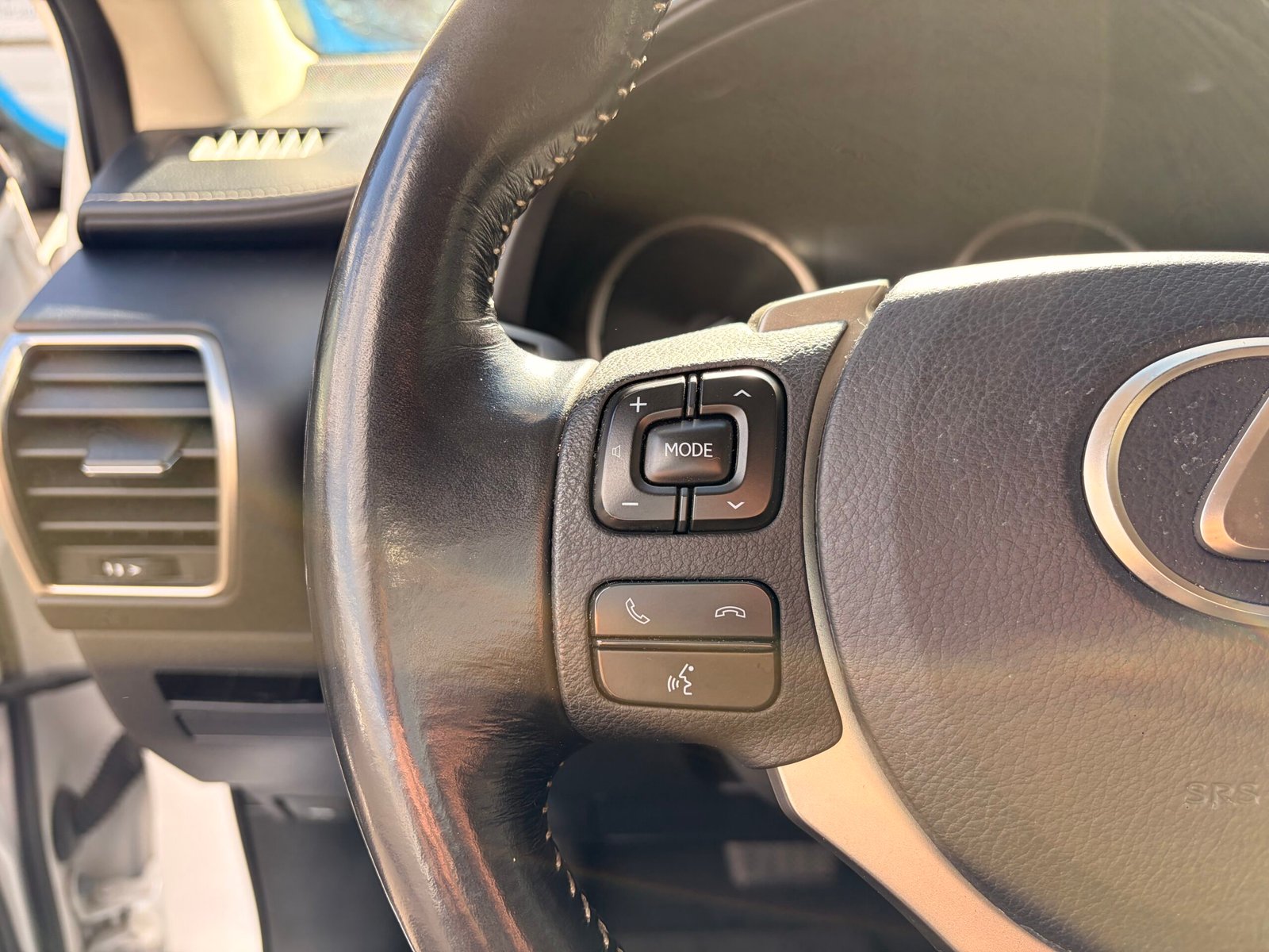 LEXUS NX300h 2.5 VVT-i 16V 197 Hybrid AWD E-CVT 155 cv Boîte auto Luxe