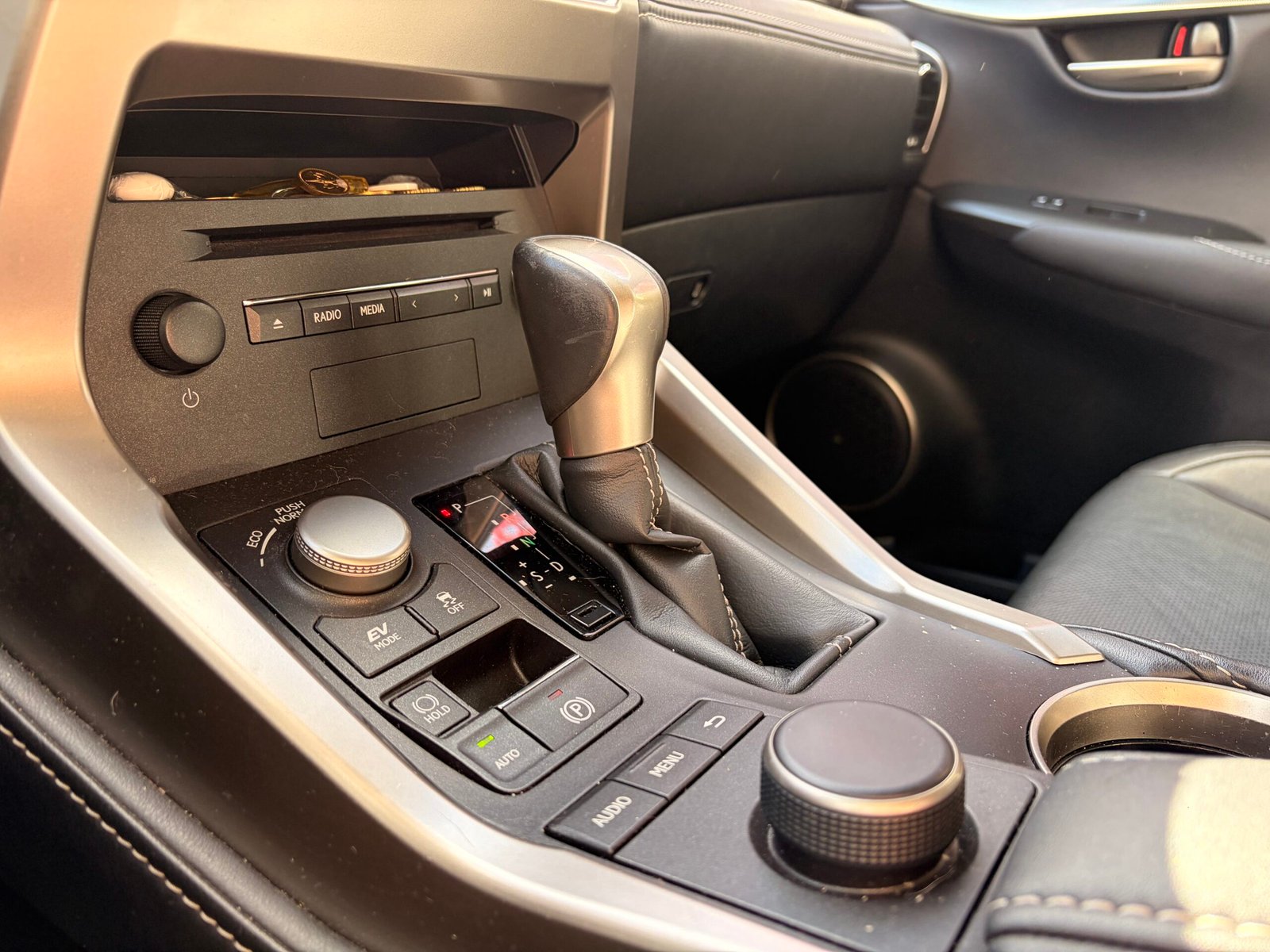 LEXUS NX300h 2.5 VVT-i 16V 197 Hybrid AWD E-CVT 155 cv Boîte auto Luxe