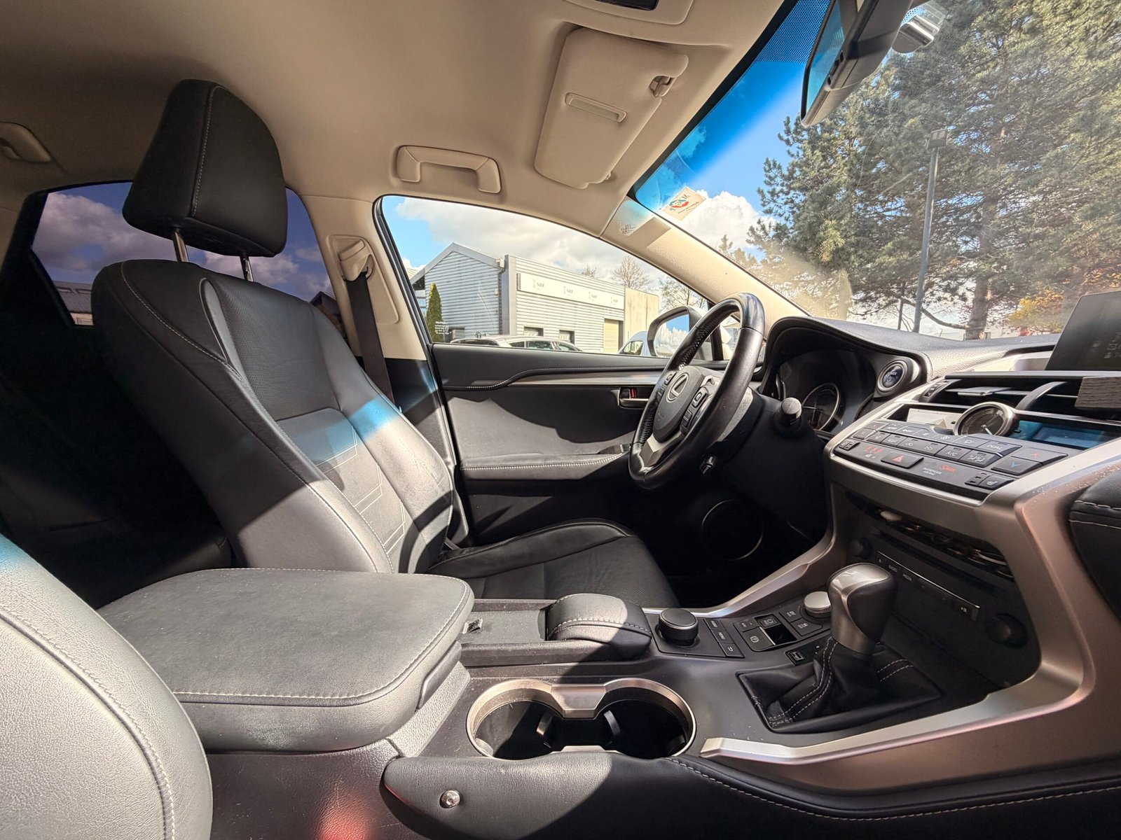 LEXUS NX300h 2.5 VVT-i 16V 197 Hybrid AWD E-CVT 155 cv Boîte auto Luxe