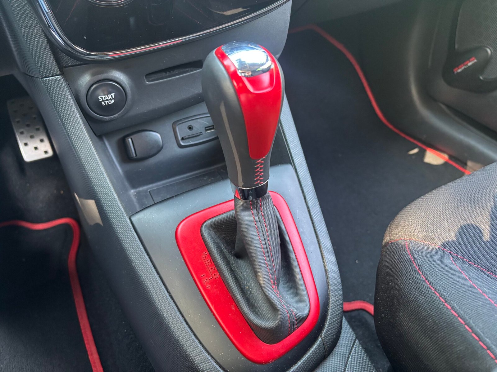 RENAULT Clio IV RS 1.6 16V Turbo EDC6 200