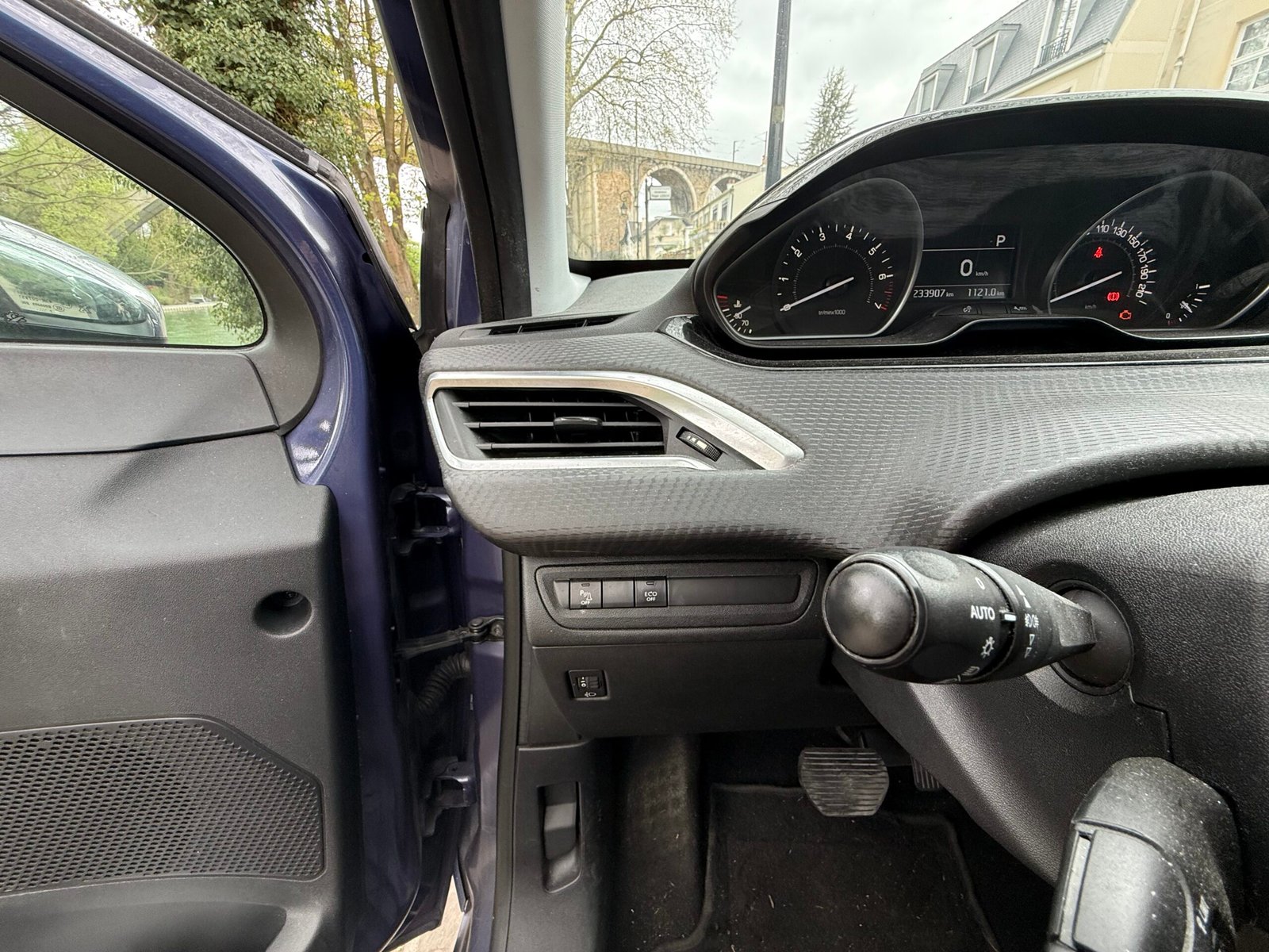 Peugeot 208 Allure 1.2 essence 110ch boîte automatique