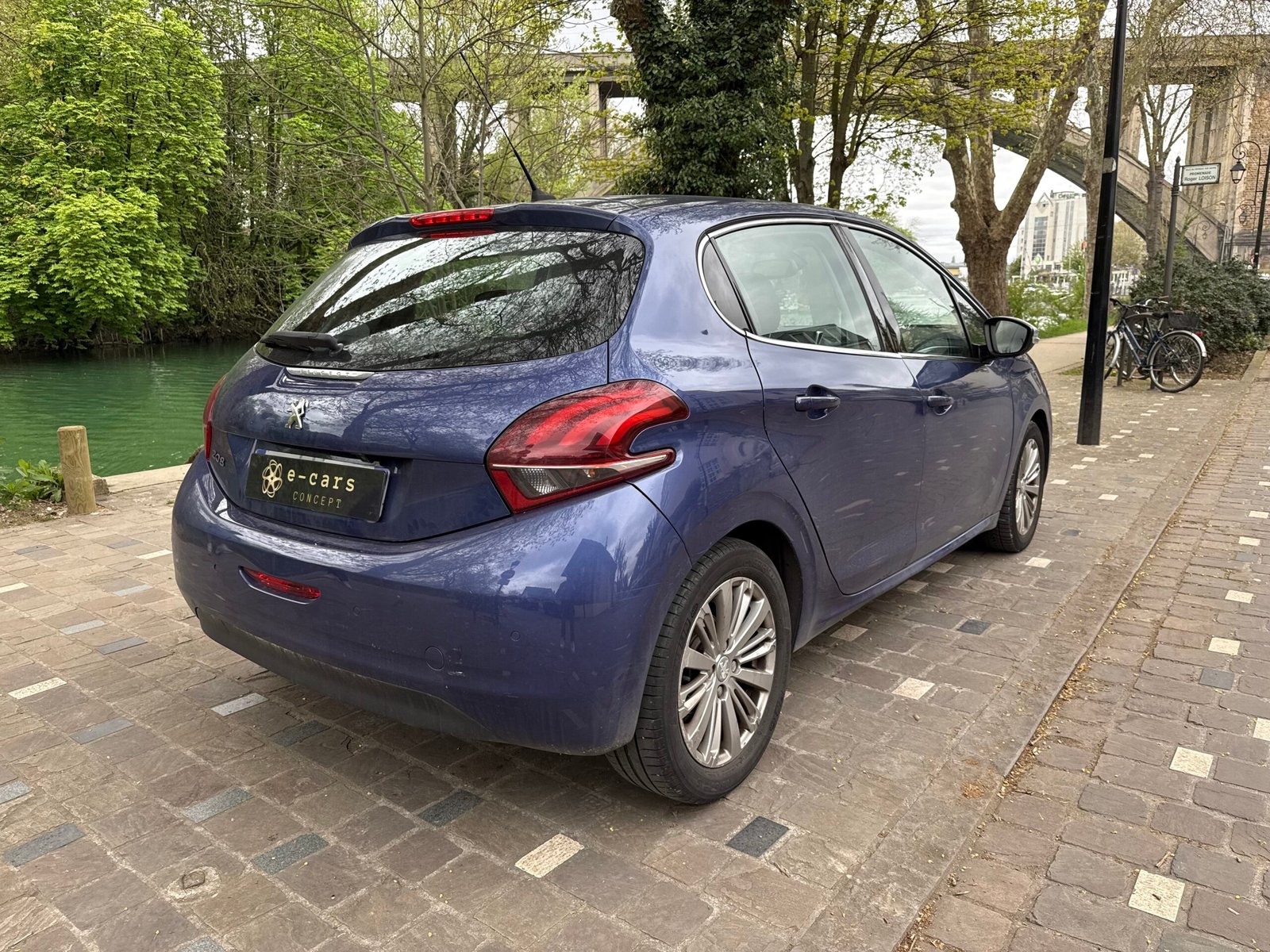 Peugeot 208 Allure 1.2 essence 110ch boîte automatique