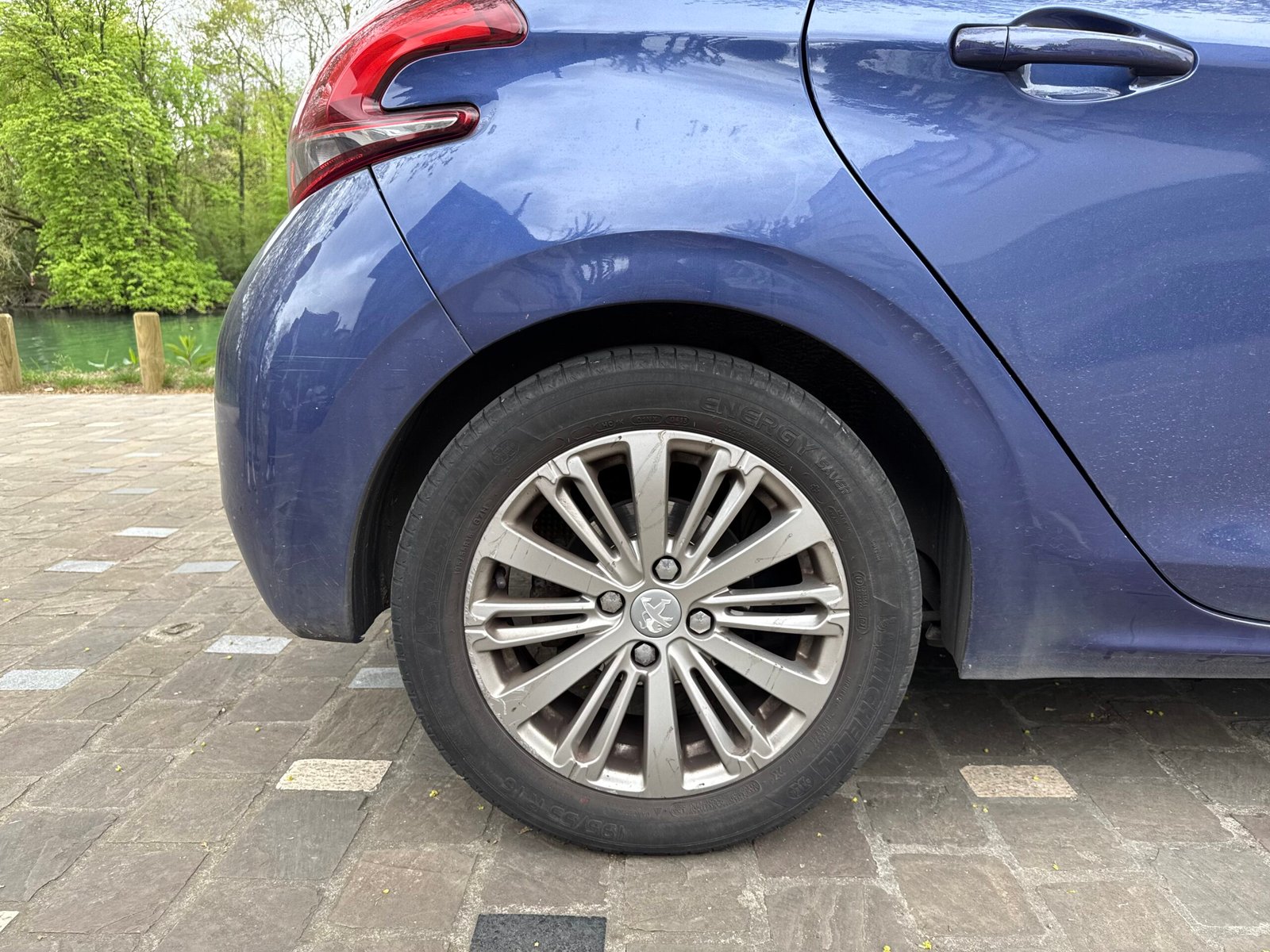 Peugeot 208 Allure 1.2 essence 110ch boîte automatique